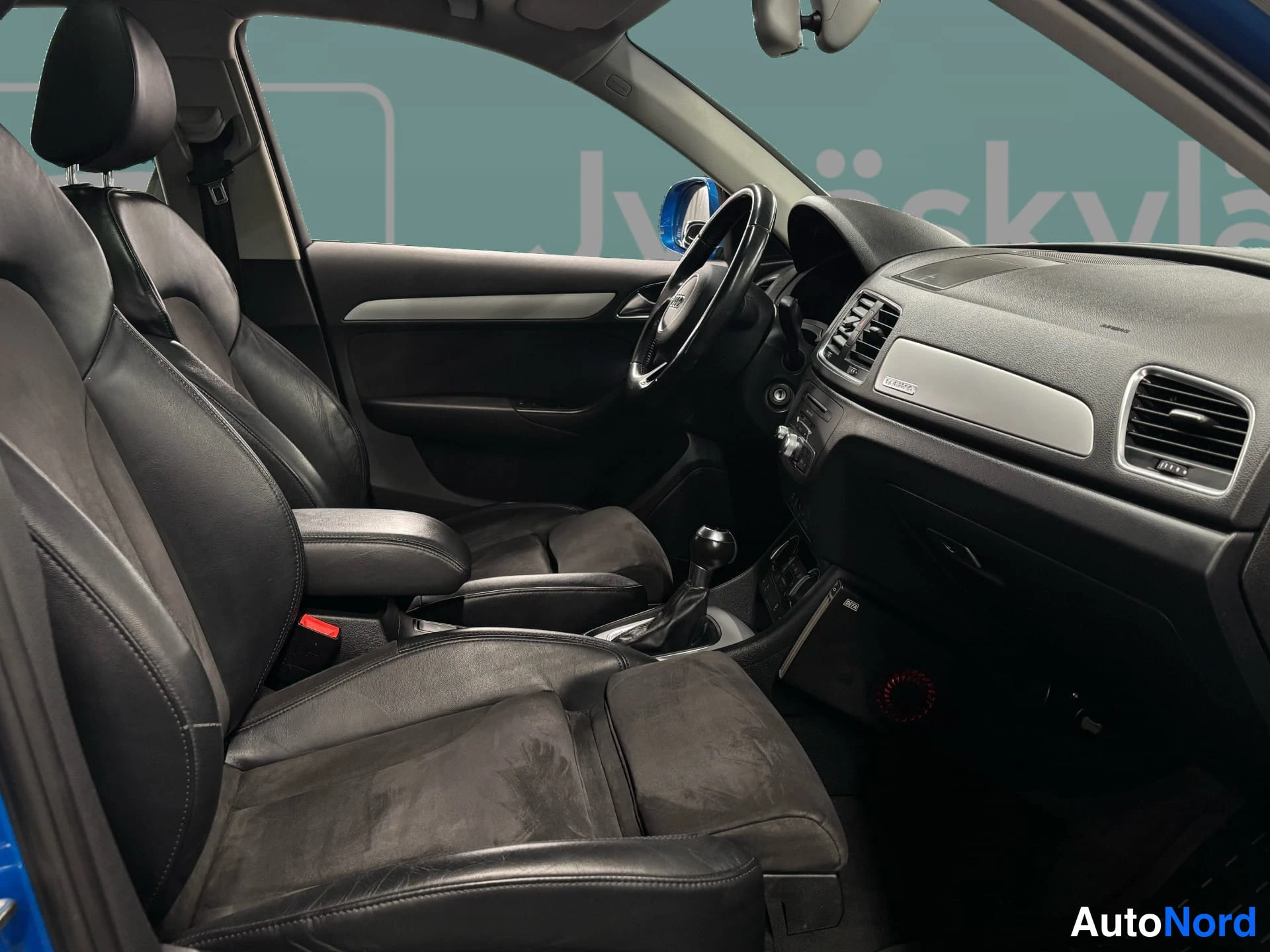 Sininen Audi Q3 2015, etuistuimet, kuva 11