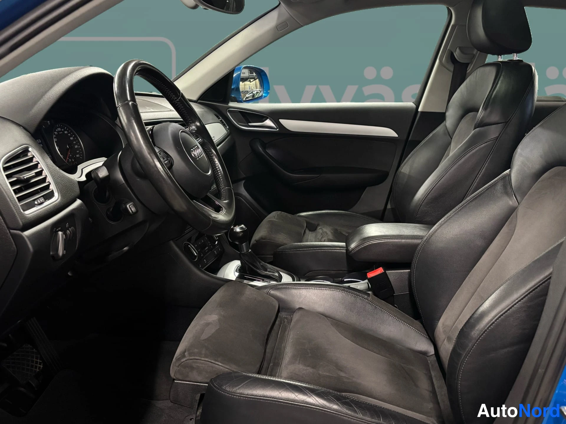 Sininen Audi Q3 2015, etuistuimet, kuva 12