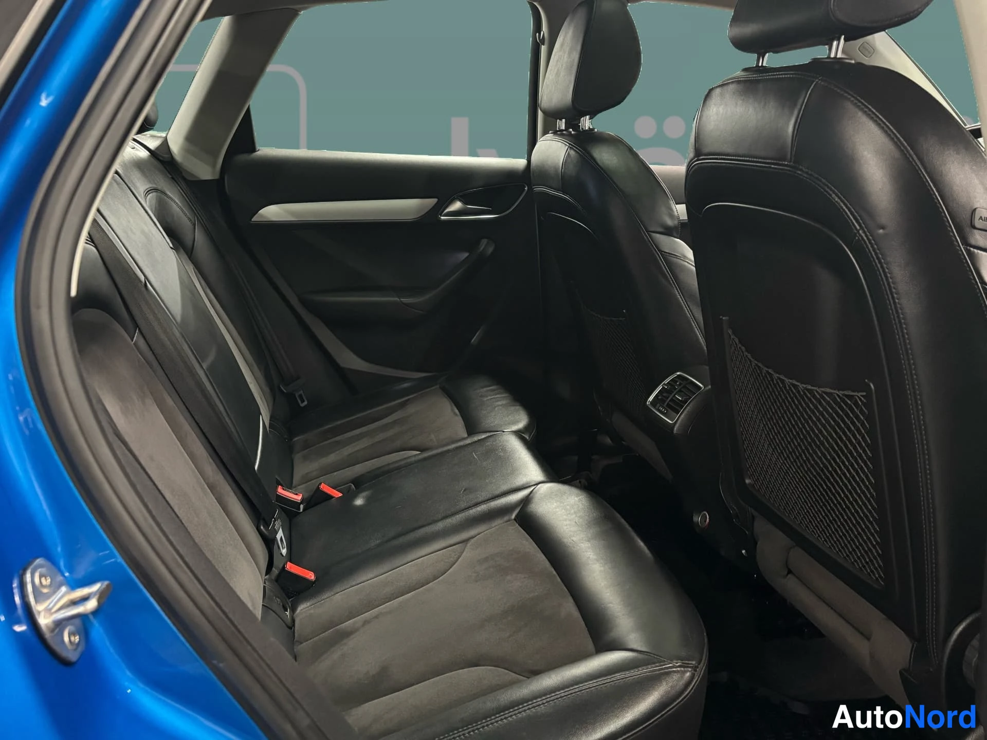 Sininen Audi Q3 2015, takaistuimet, kuva 13