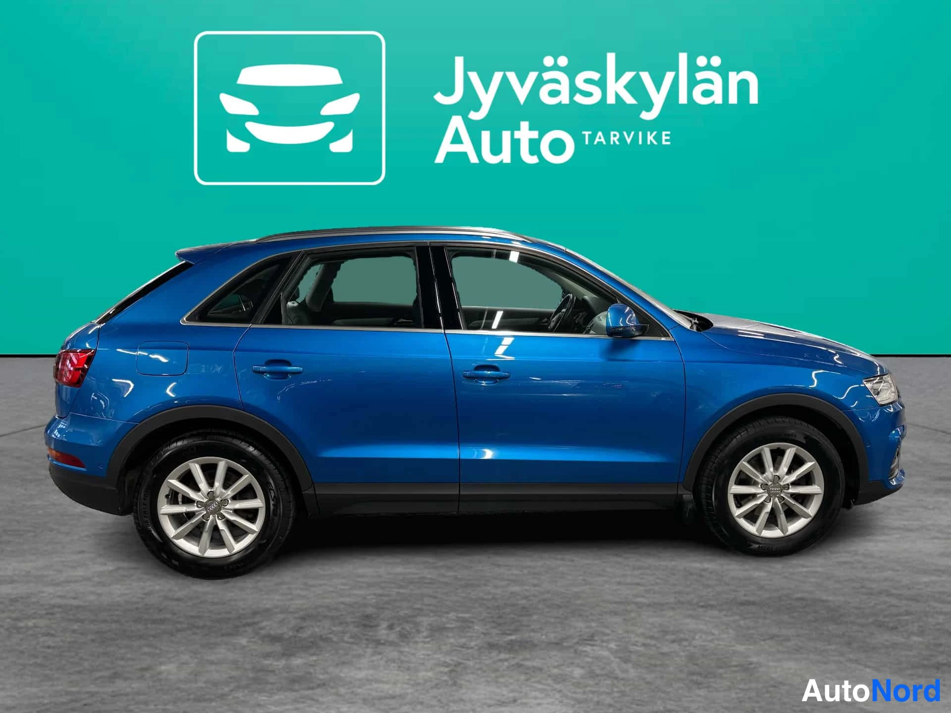 Sininen Audi Q3 2015, sivulta, kuva 2