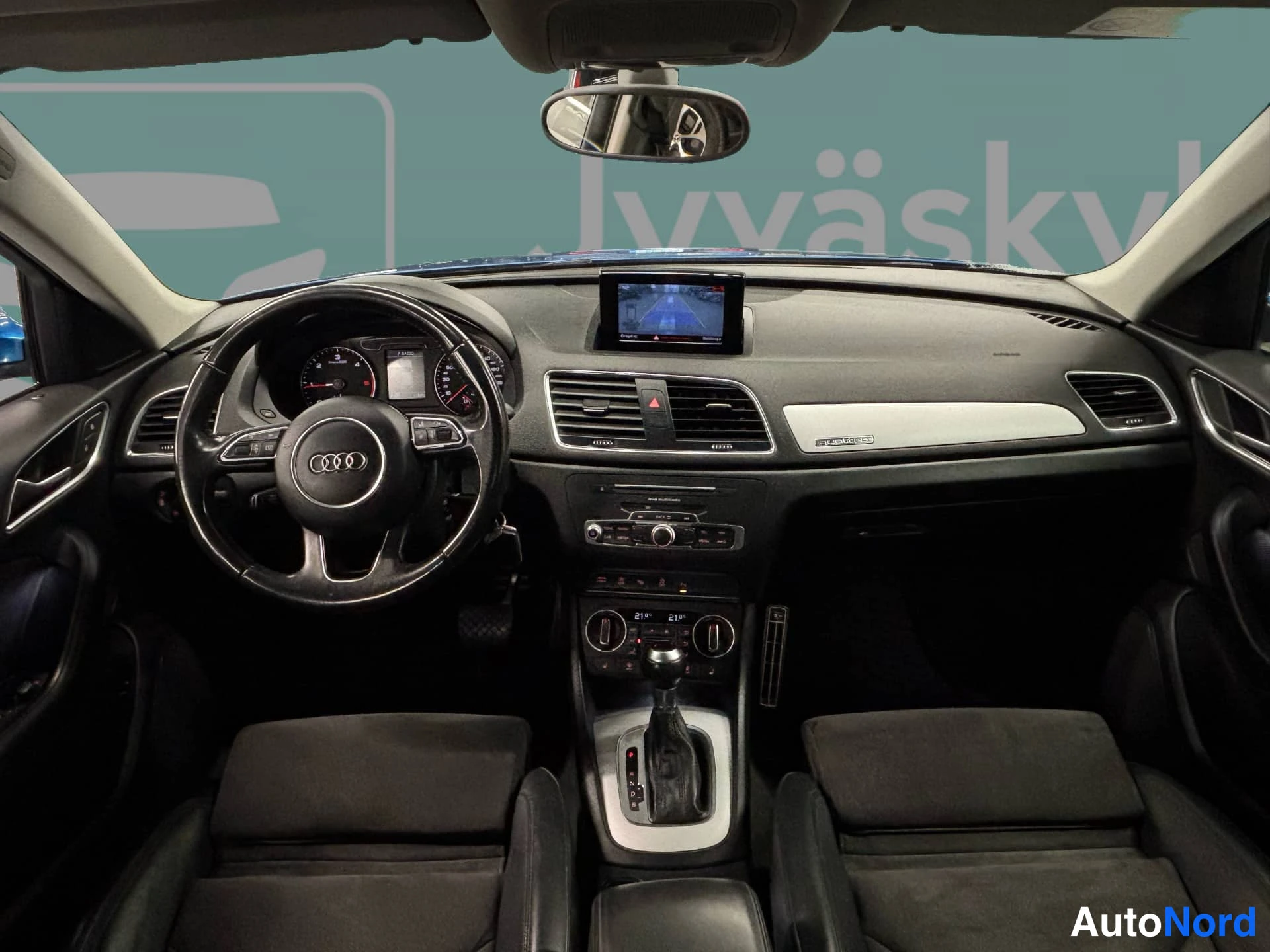 Sininen Audi Q3 2015, ohjaamo, kuva 7