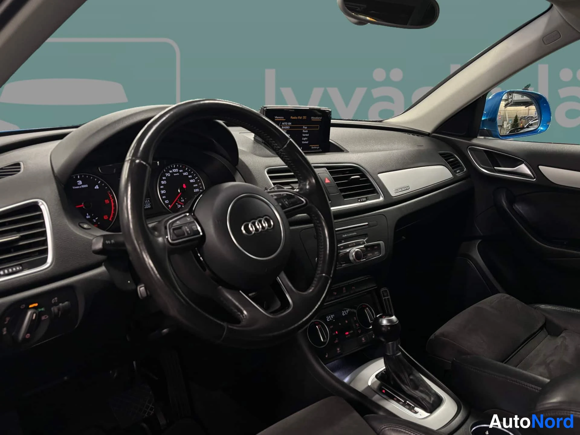 Sininen Audi Q3 2015, ohjaamo, kuva 9
