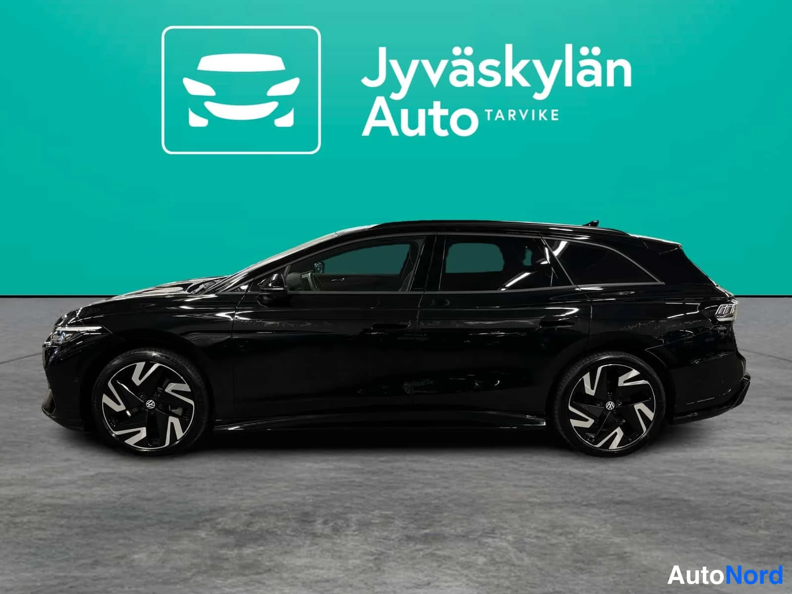 Musta Volkswagen ID.7 2026, etuviisto, keula vasemmalle, kuva 2