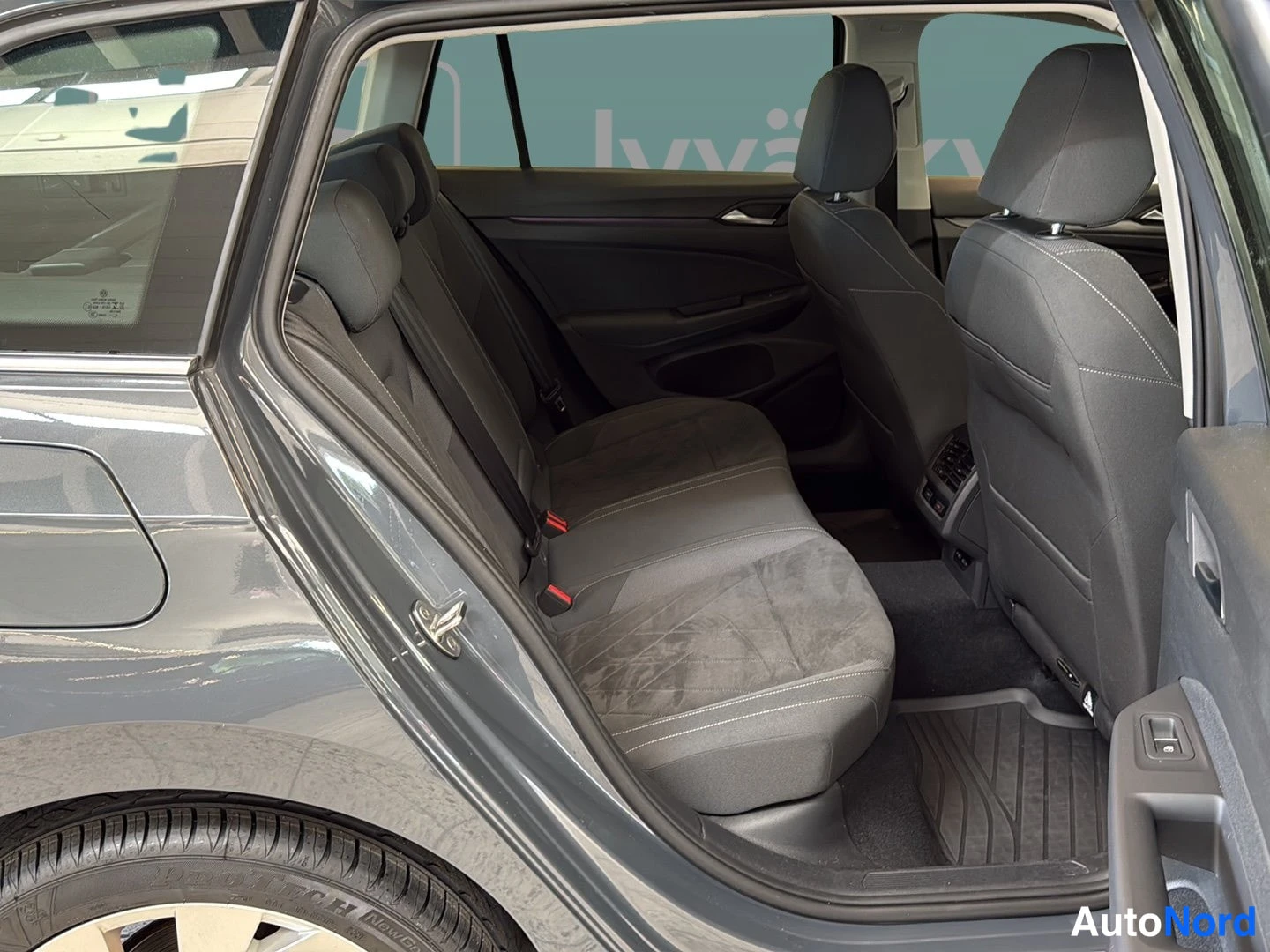 Harmaa Volkswagen Golf 2021, takaistuimet, kuva 12