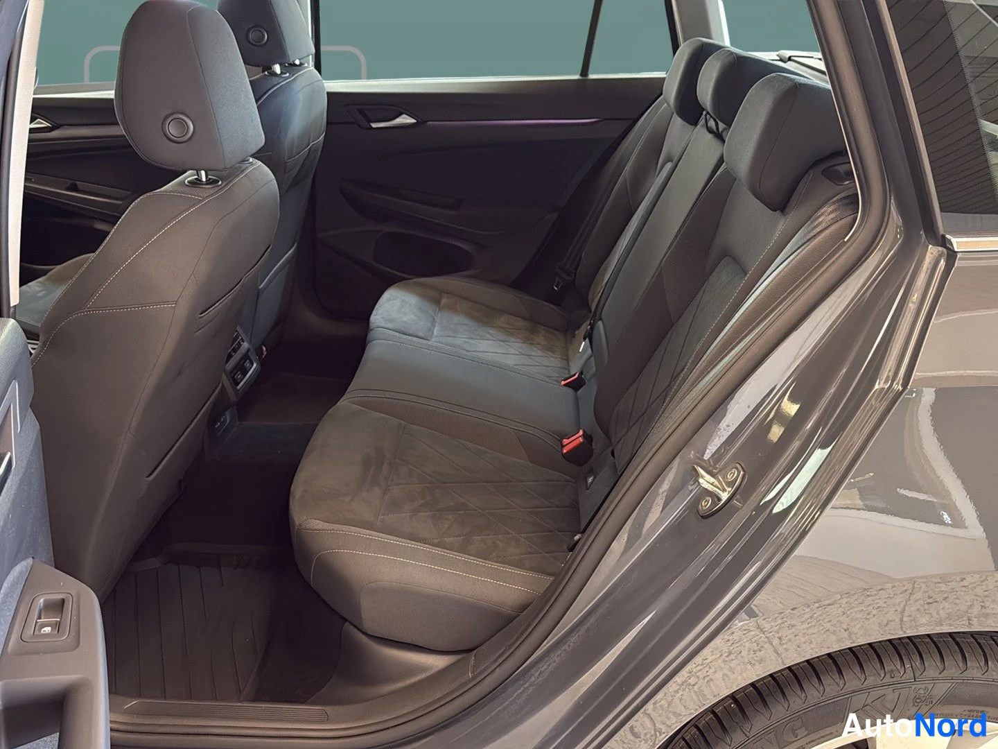 Harmaa Volkswagen Golf 2021, takaistuimet, kuva 13