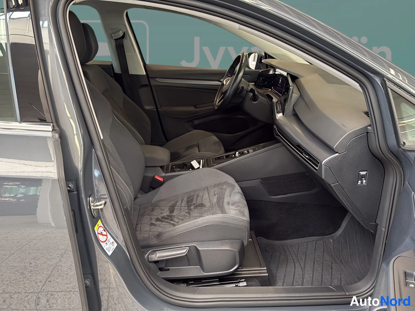 Harmaa Volkswagen Golf 2021, ohjaamo, kuva 7