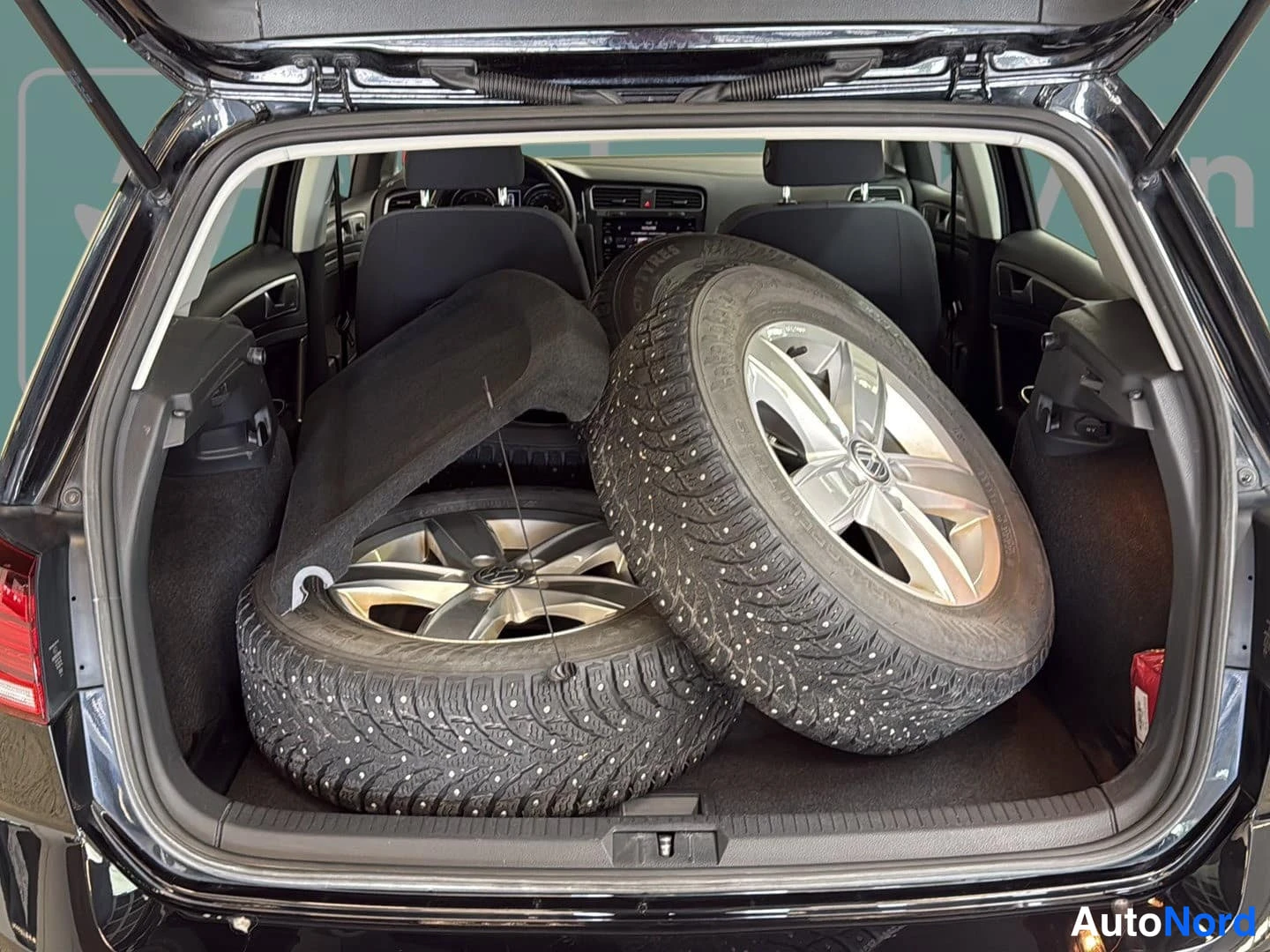 Musta Volkswagen Golf 2018, tavaratila, kuva 11