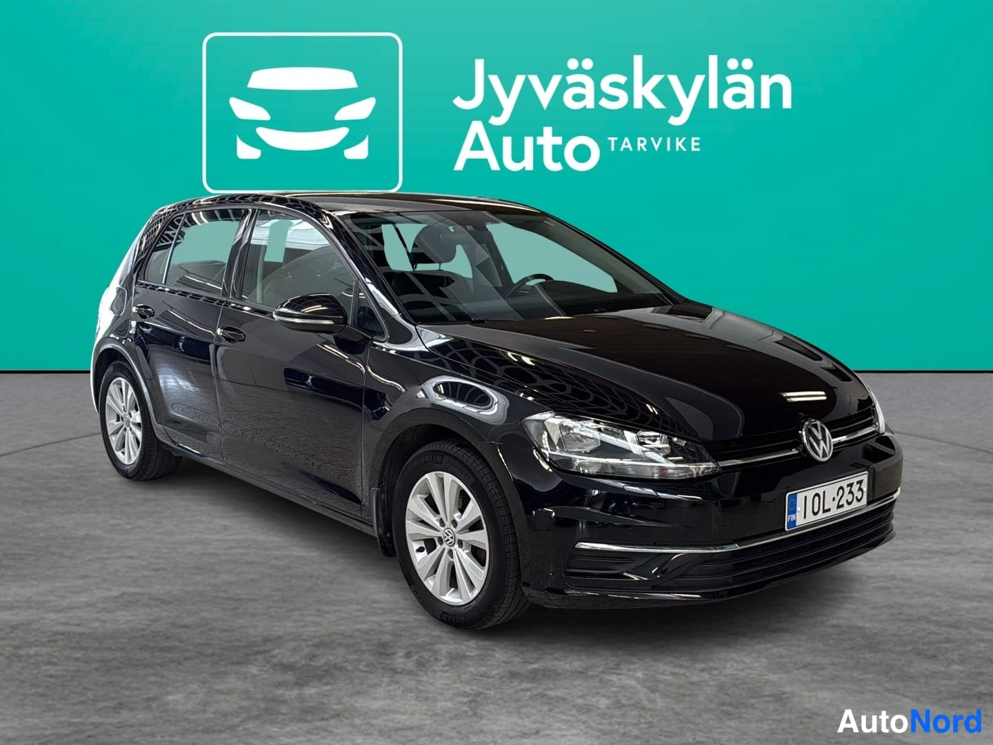 Musta Volkswagen Golf 2018, etuviisto, keula oikealle, kuva 2