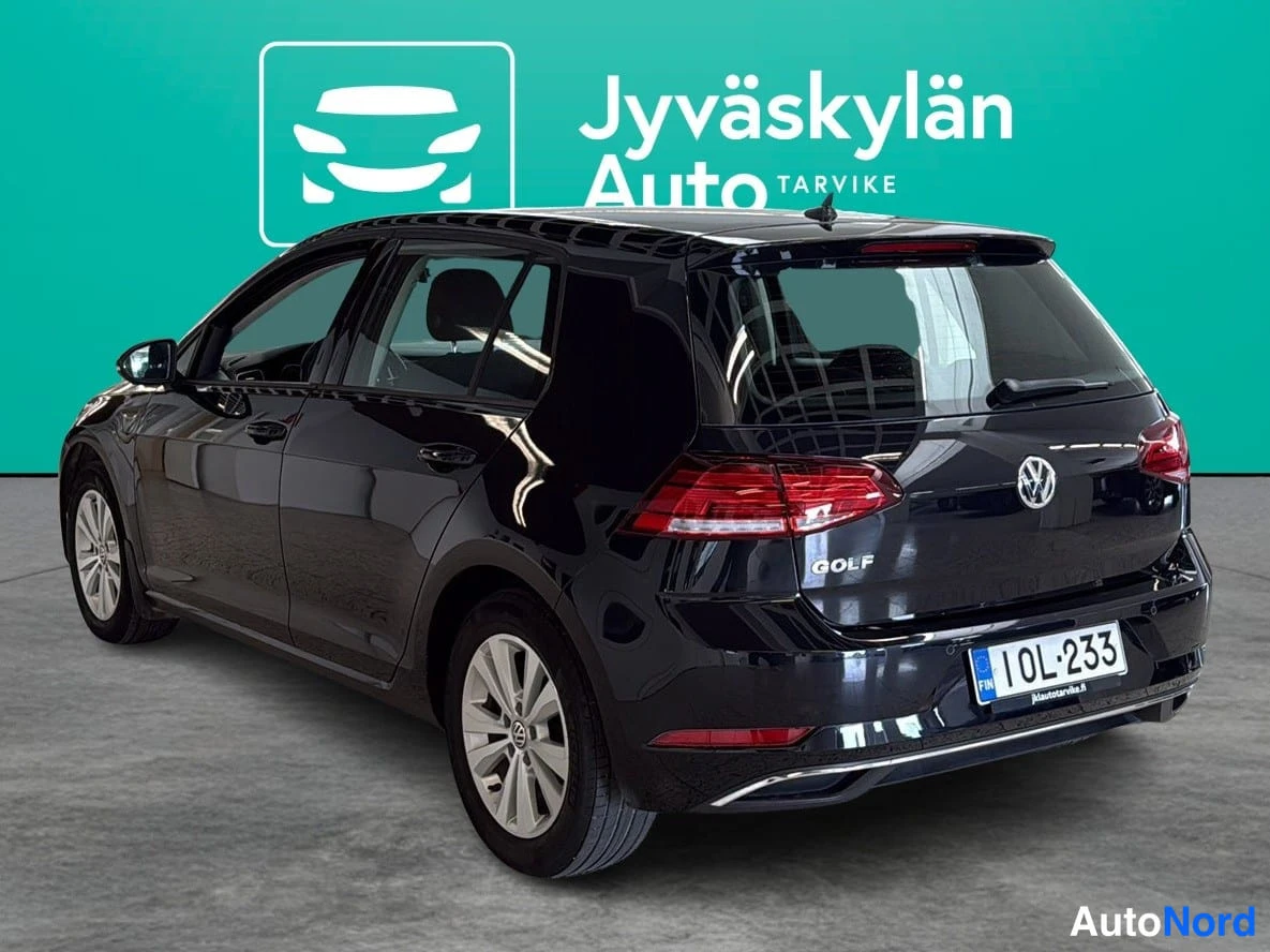 Musta Volkswagen Golf 2018, takaviisto, kuva 4