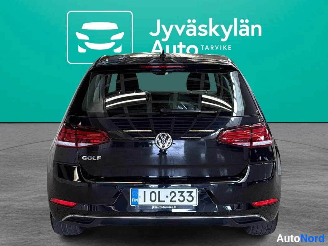 Musta Volkswagen Golf 2018, takaa, kuva 6