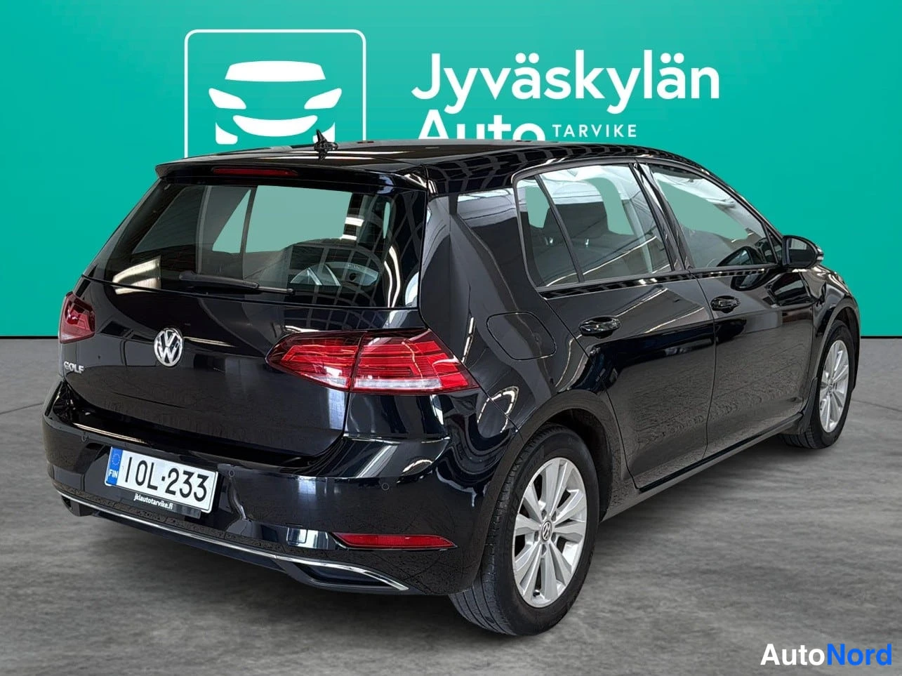 Musta Volkswagen Golf 2018, takaviisto, kuva 5