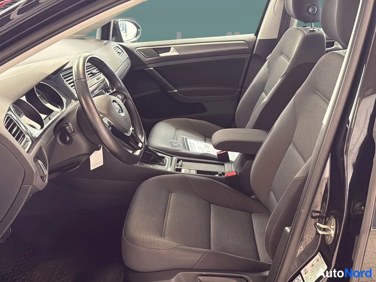 Musta Volkswagen Golf 2018, ohjaamo, kuva 7
