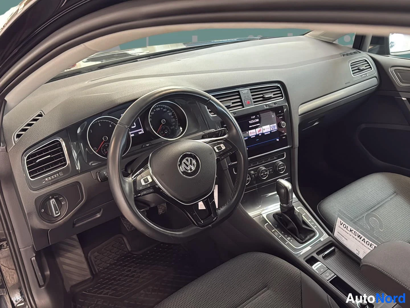 Musta Volkswagen Golf 2018, ohjaamo, kuva 8