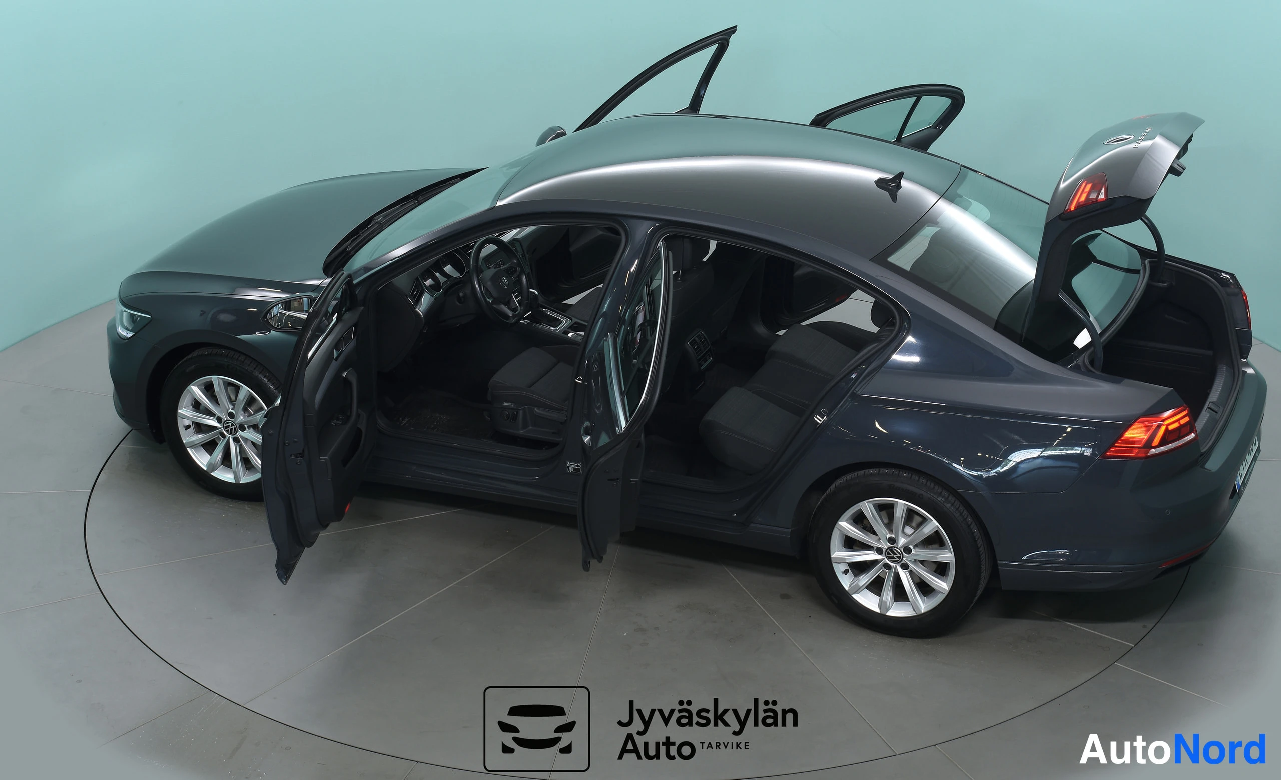 Harmaa Volkswagen Passat 2021, etuviisto, keula vasemmalle, kuva 4