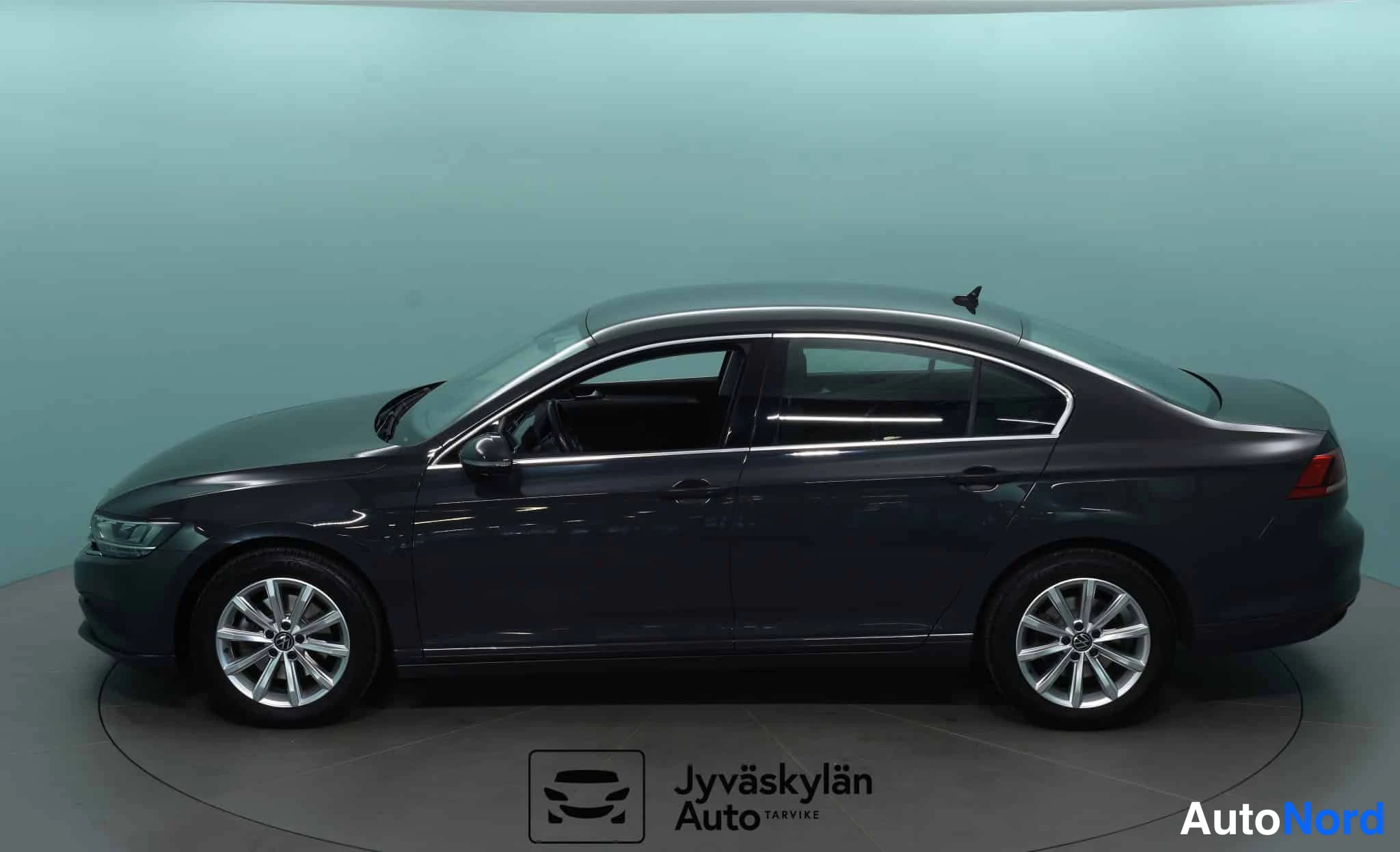 Harmaa Volkswagen Passat 2021, sivulta, kuva 13