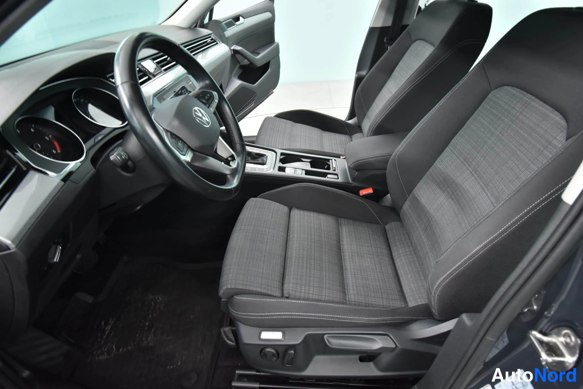 Harmaa Volkswagen Passat 2021, ohjaamo, kuva 25