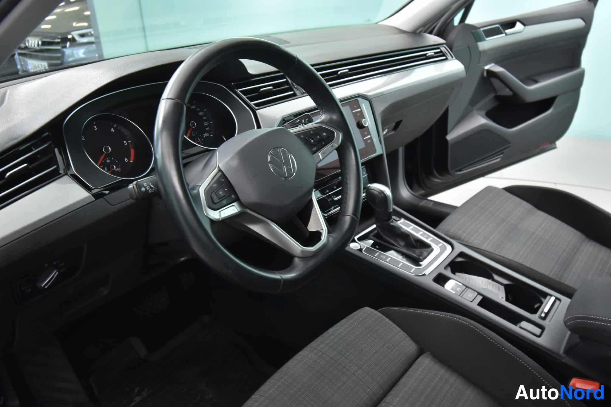 Harmaa Volkswagen Passat 2021, ohjaamo, kuva 27