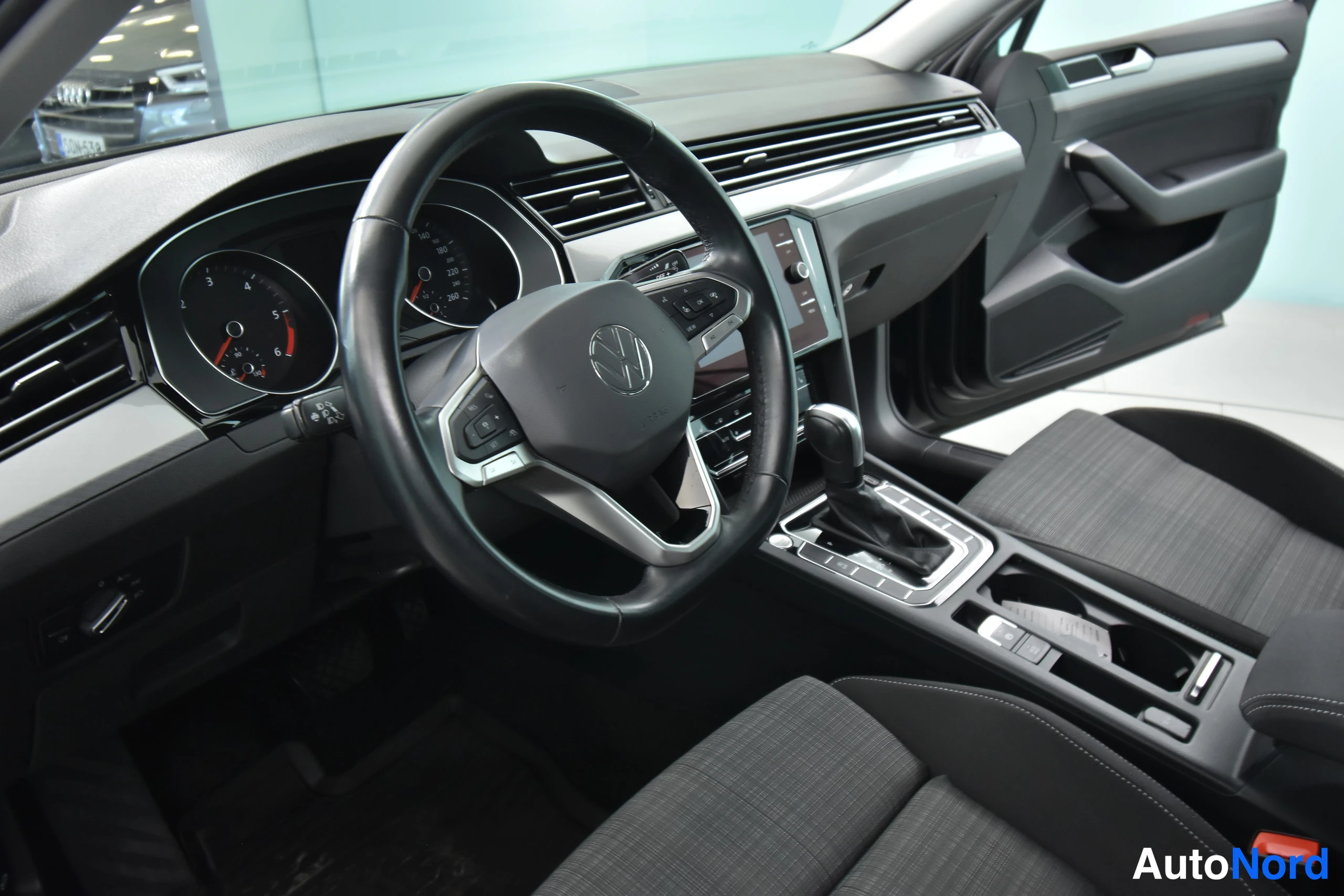 Harmaa Volkswagen Passat 2021, ohjaamo, kuva 28