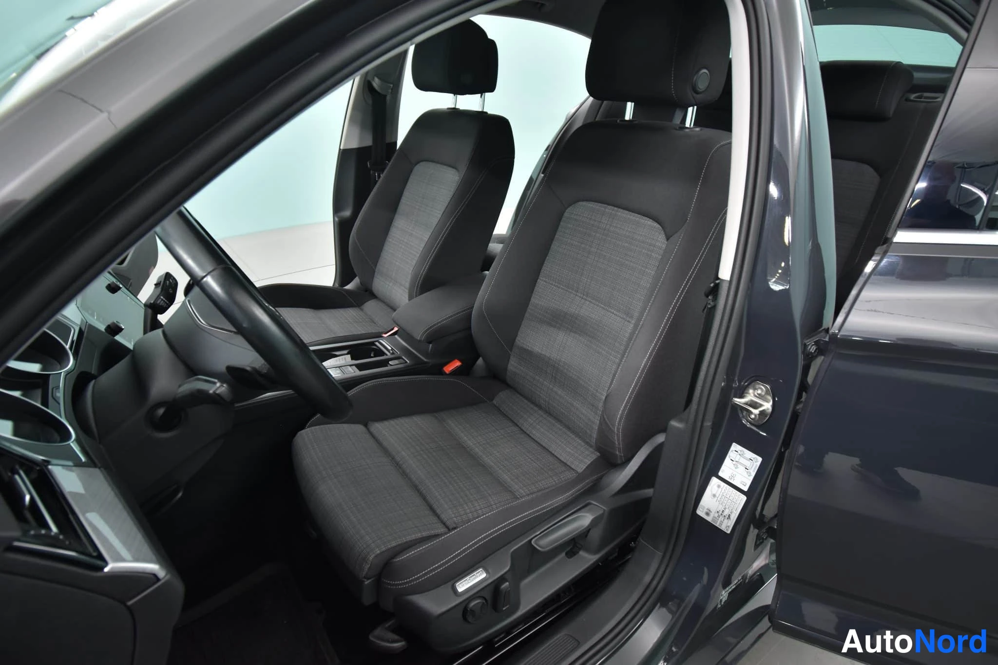 Harmaa Volkswagen Passat 2021, etuistuimet, kuva 33