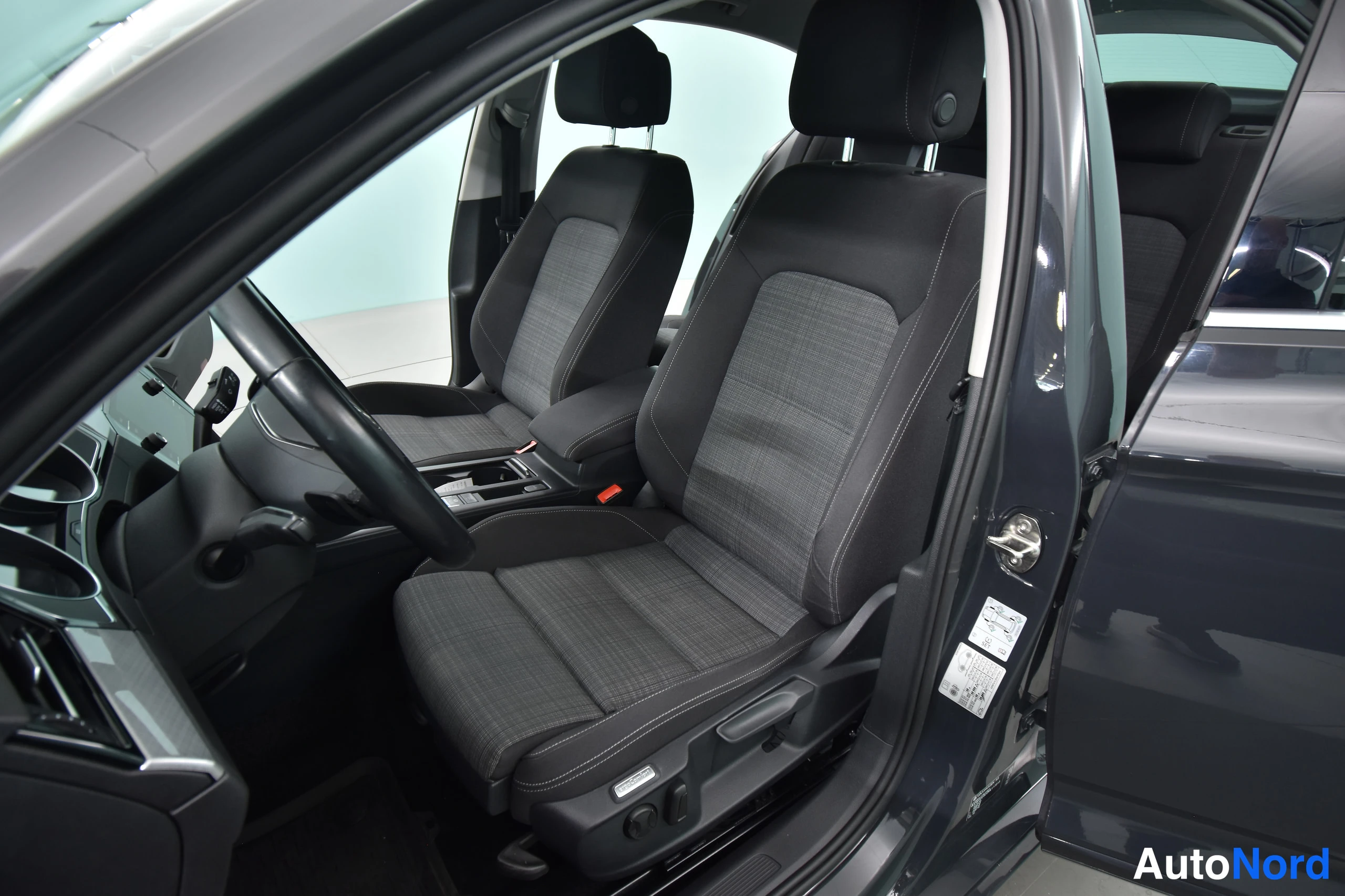 Harmaa Volkswagen Passat 2021, etuistuimet, kuva 34