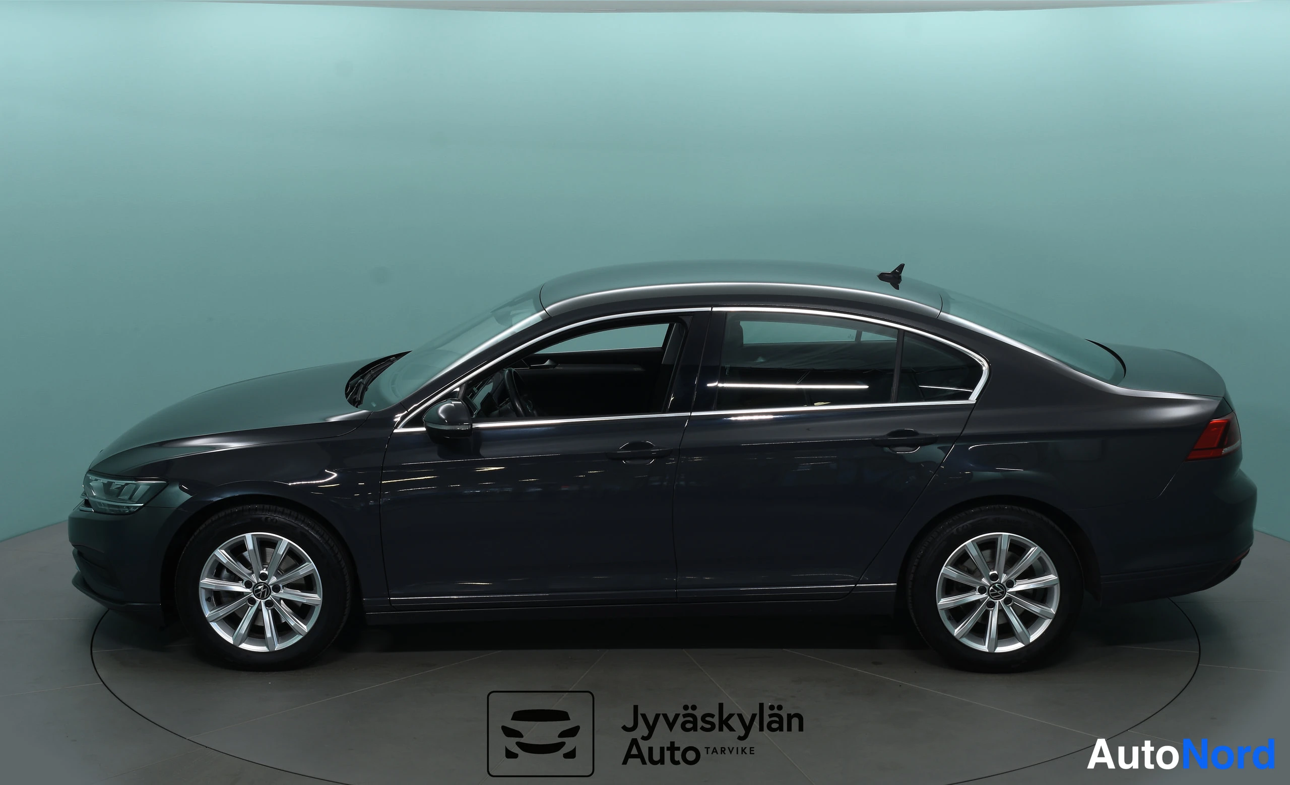 Harmaa Volkswagen Passat 2021, sivulta, kuva 14