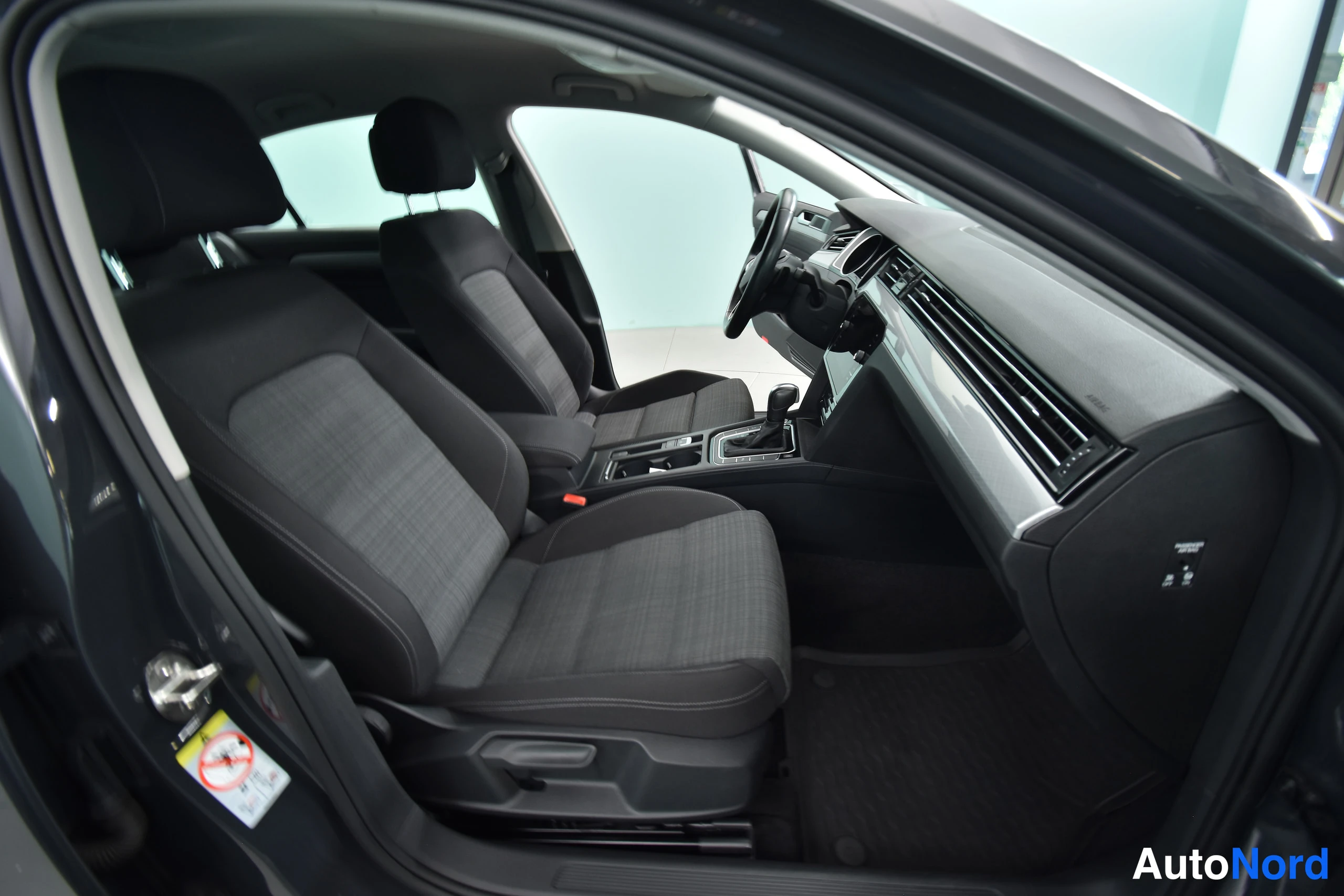 Harmaa Volkswagen Passat 2021, ohjaamo, kuva 30