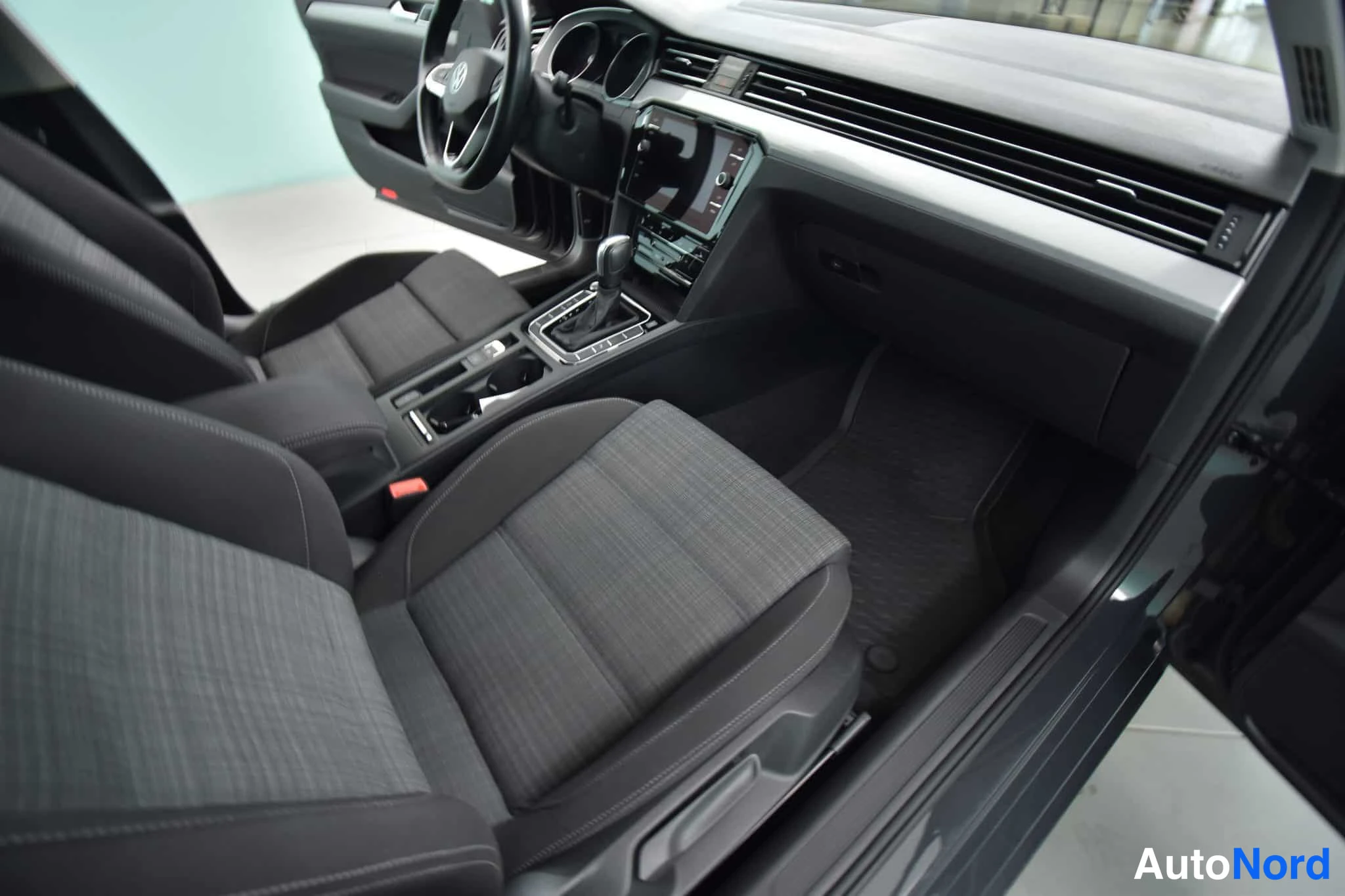 Harmaa Volkswagen Passat 2021, ohjaamo, kuva 31