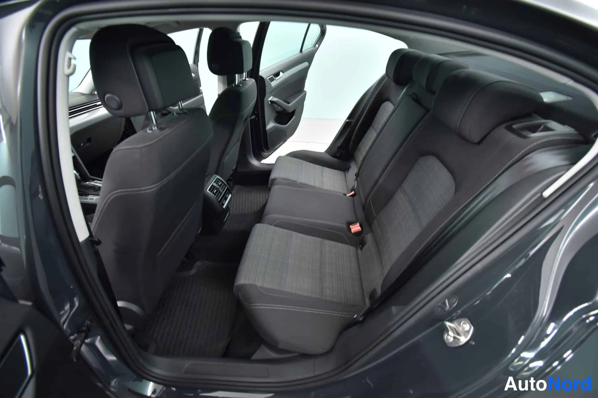 Harmaa Volkswagen Passat 2021, takaistuimet, kuva 37