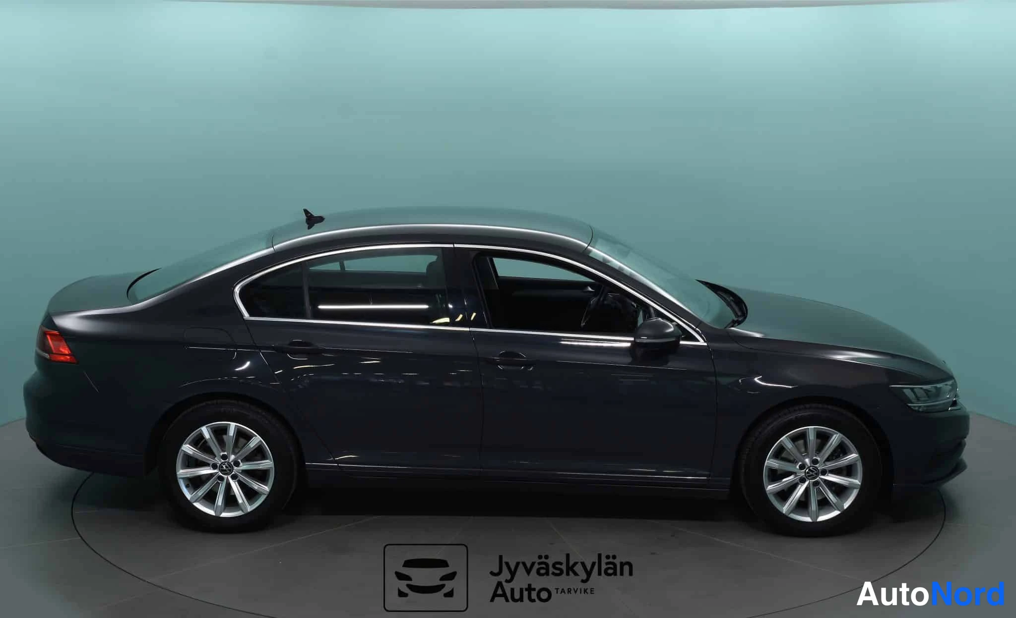 Harmaa Volkswagen Passat 2021, etuviisto, keula oikealle, kuva 5