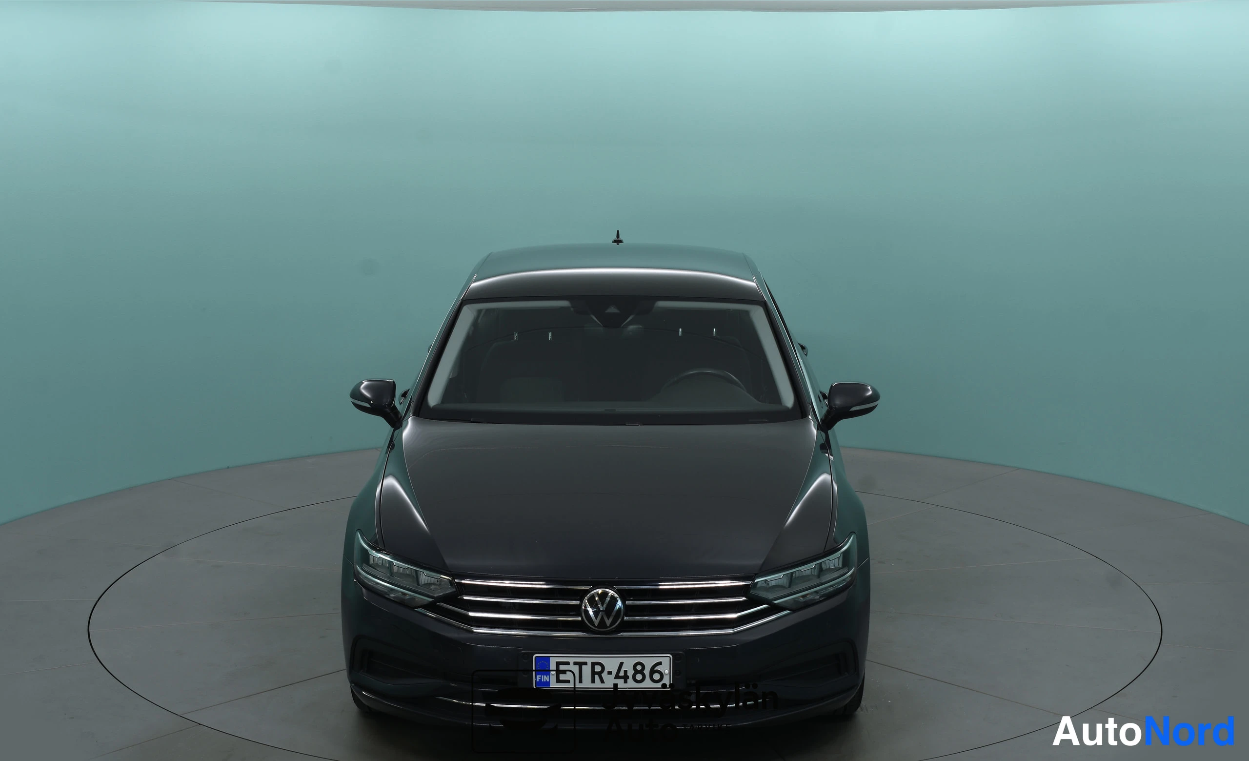 Harmaa Volkswagen Passat 2021, edestä, kuva 12