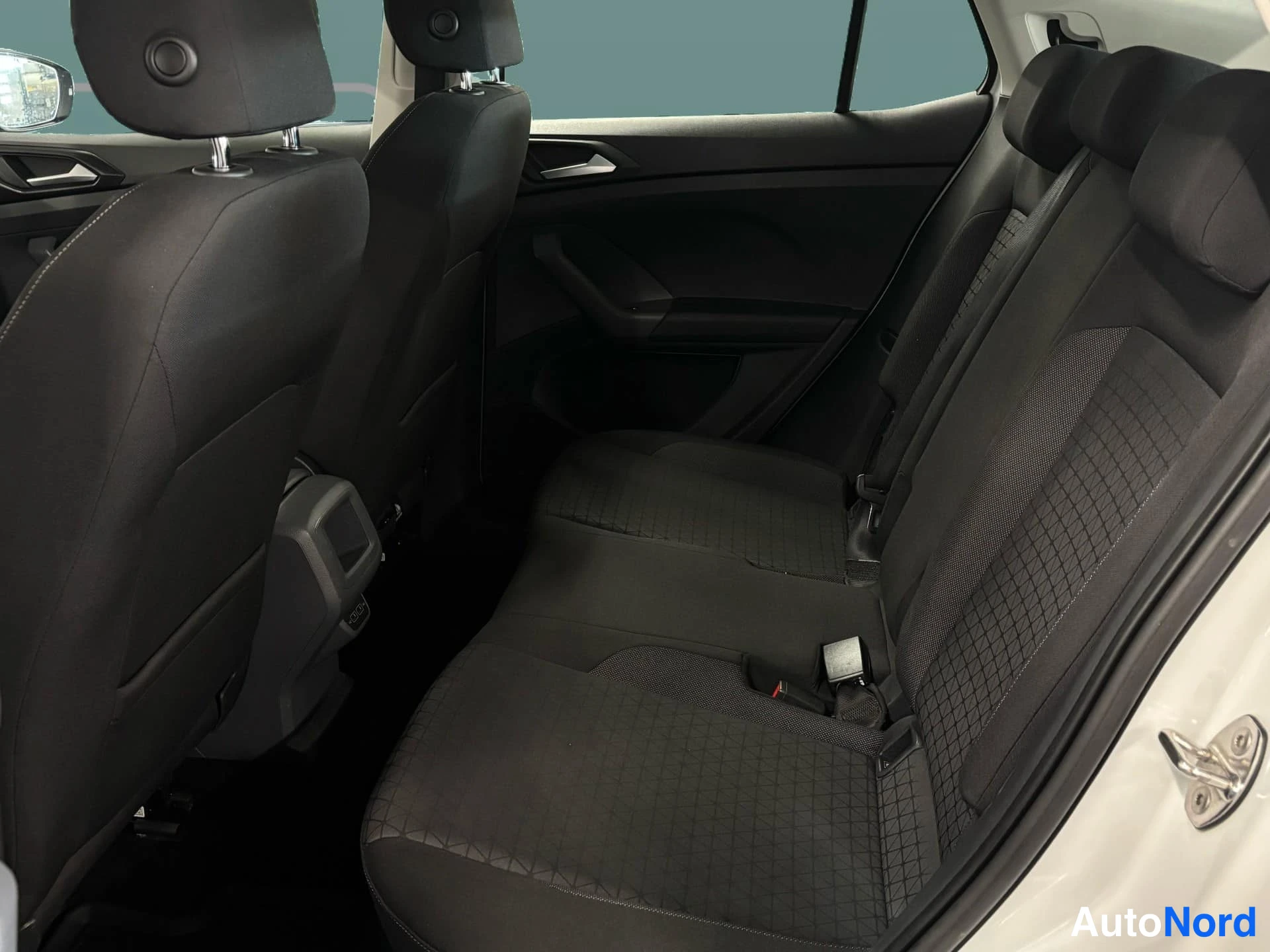 Valkoinen Volkswagen T-Cross 2021, takaistuimet, kuva 10