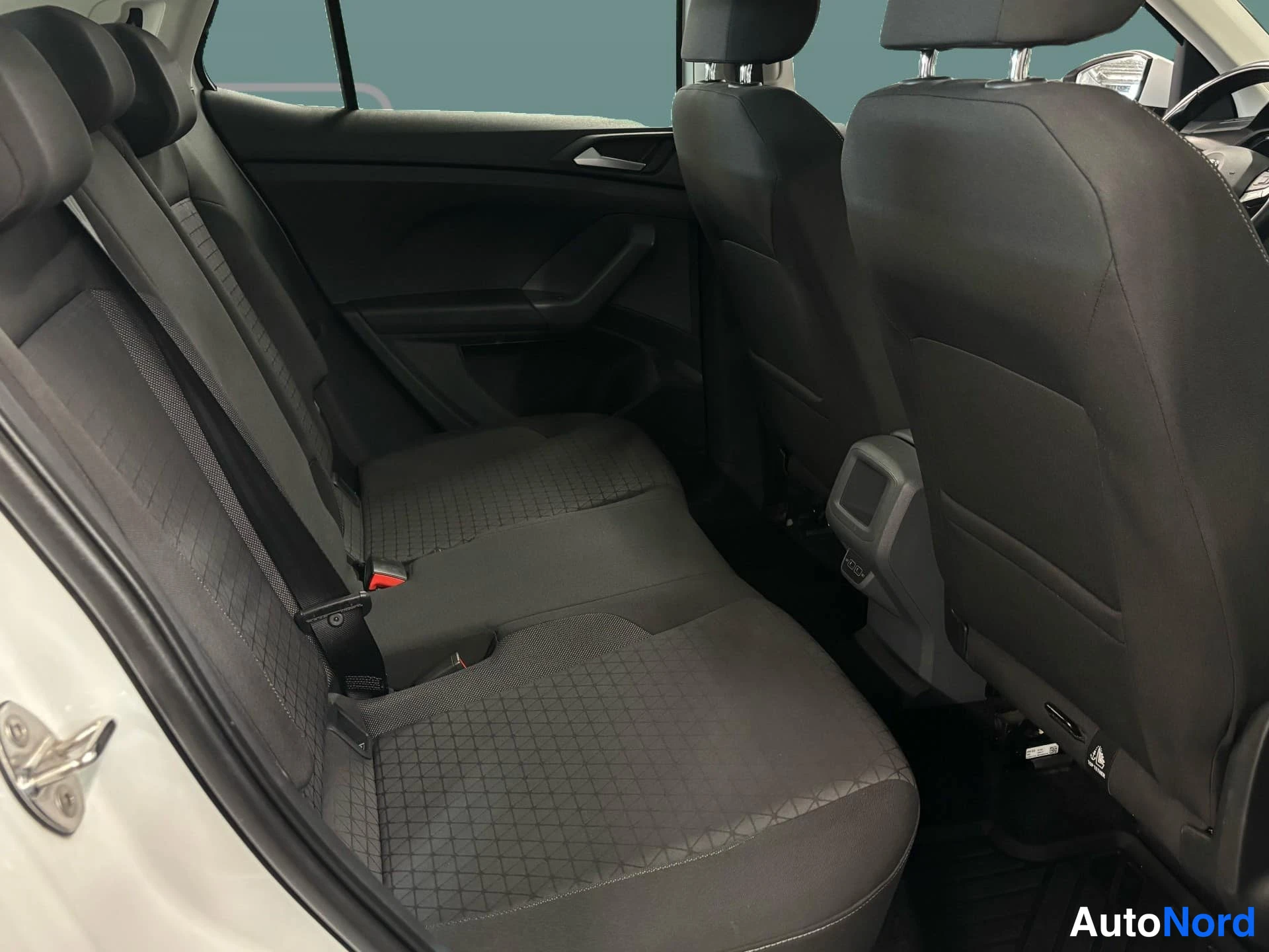 Valkoinen Volkswagen T-Cross 2021, takaistuimet, kuva 11