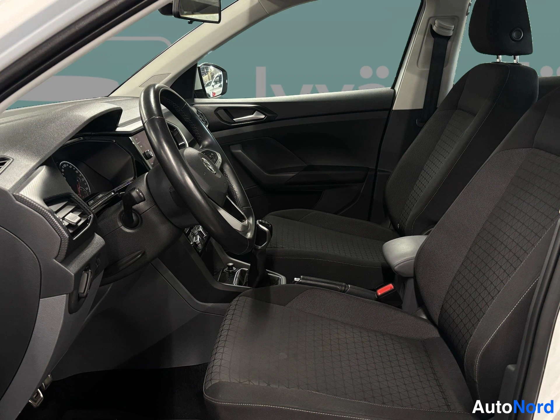 Valkoinen Volkswagen T-Cross 2021, etuistuimet, kuva 8