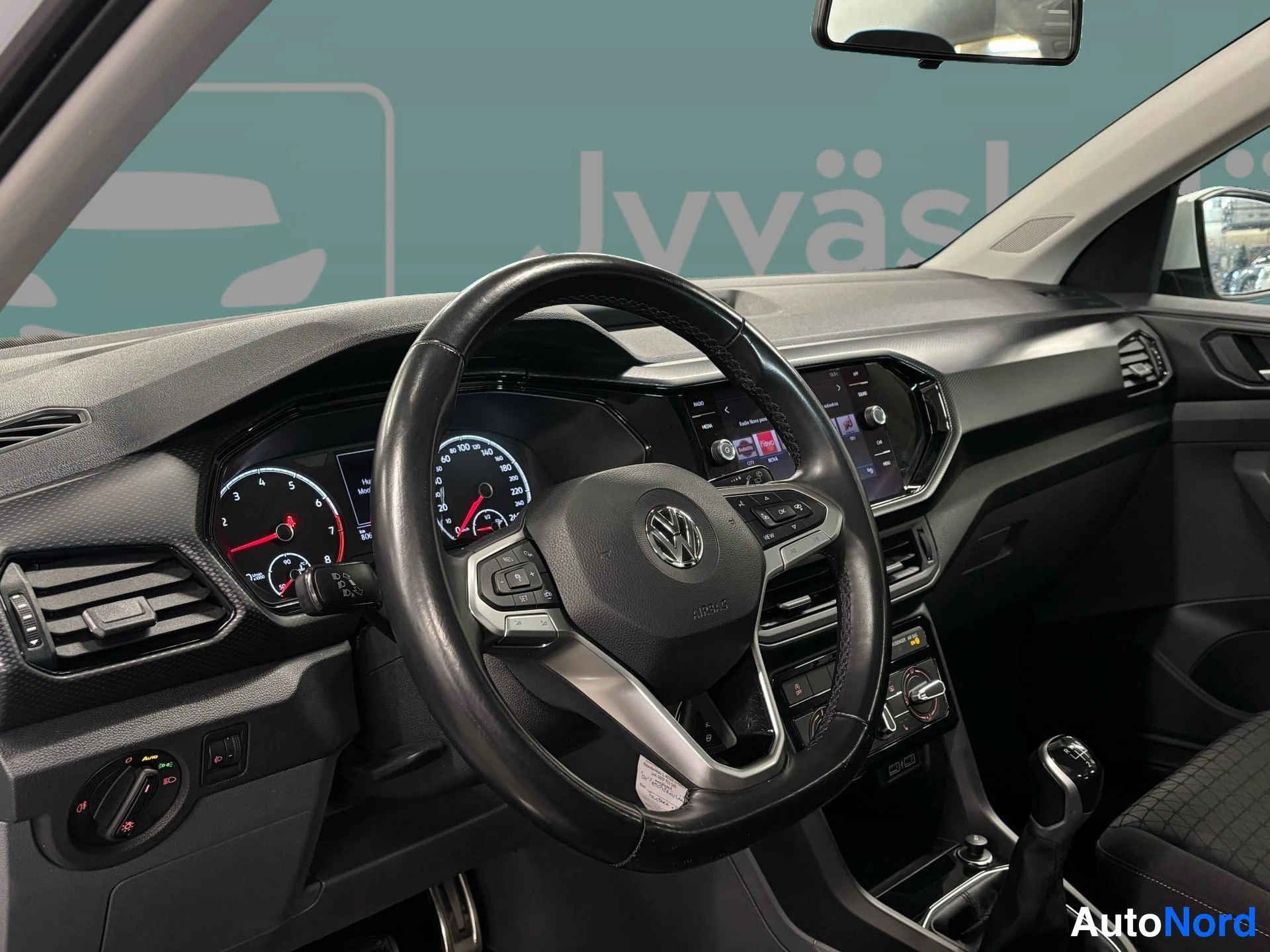 Valkoinen Volkswagen T-Cross 2021, ohjaamo, kuva 6