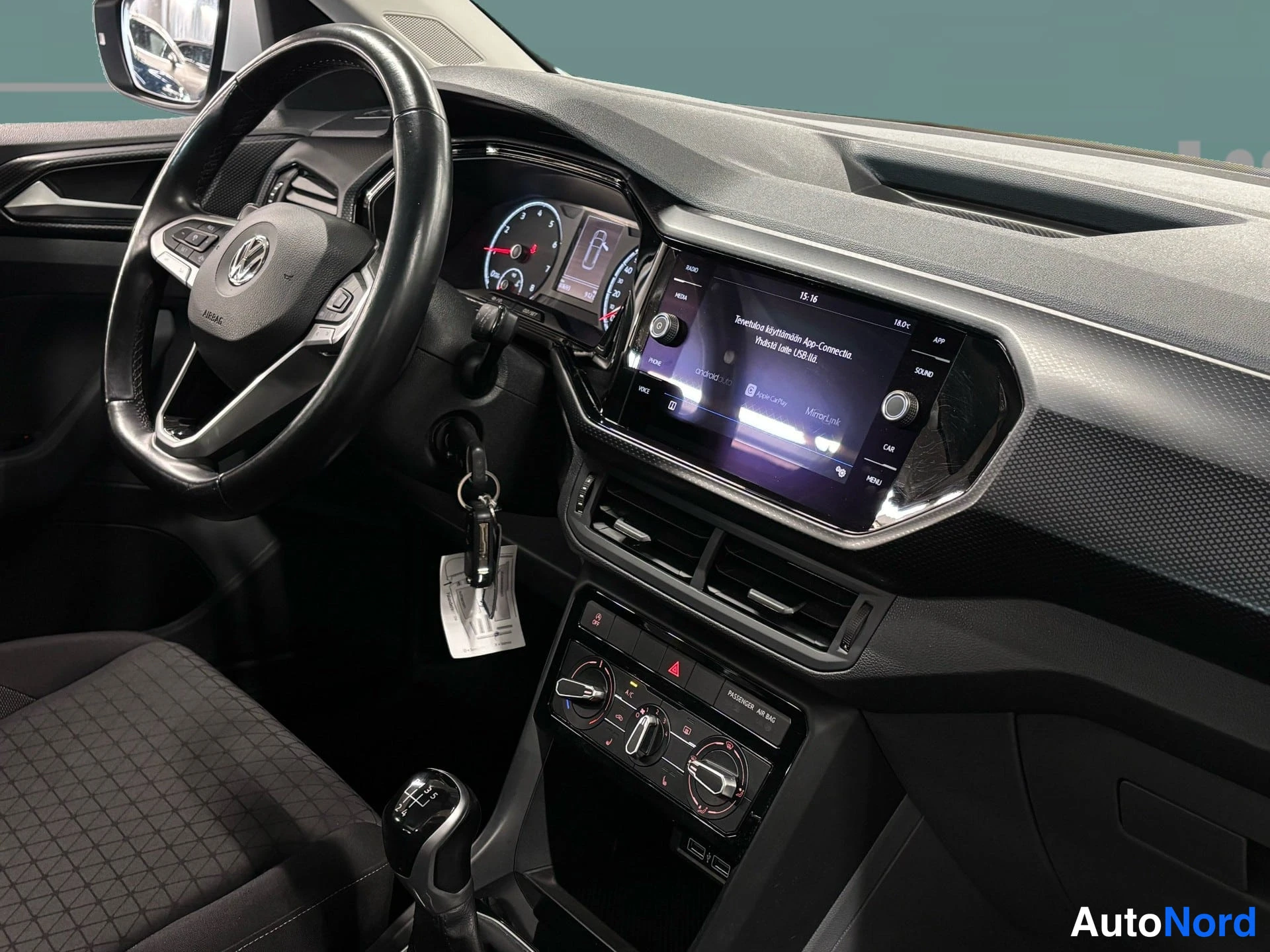 Valkoinen Volkswagen T-Cross 2021, ohjaamo, kuva 7
