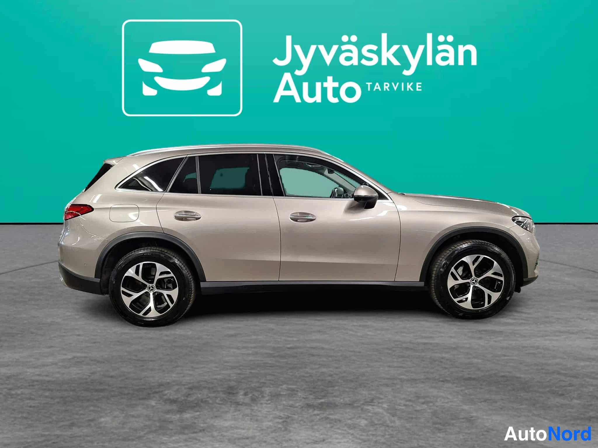 Harmaa Mercedes-Benz GLC 2024, takaviisto, kuva 13