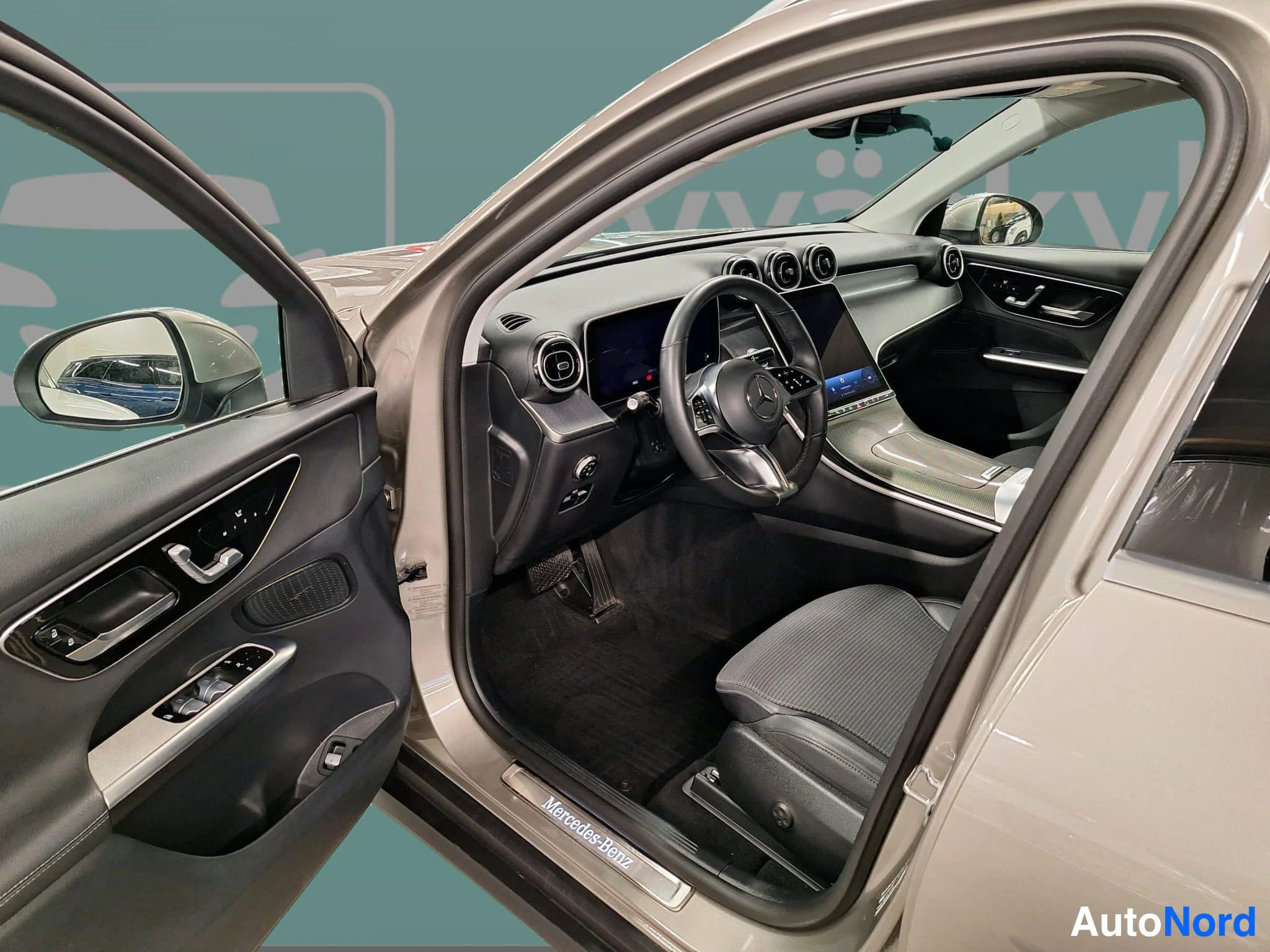 Harmaa Mercedes-Benz GLC 2024, ohjaamo, kuva 25