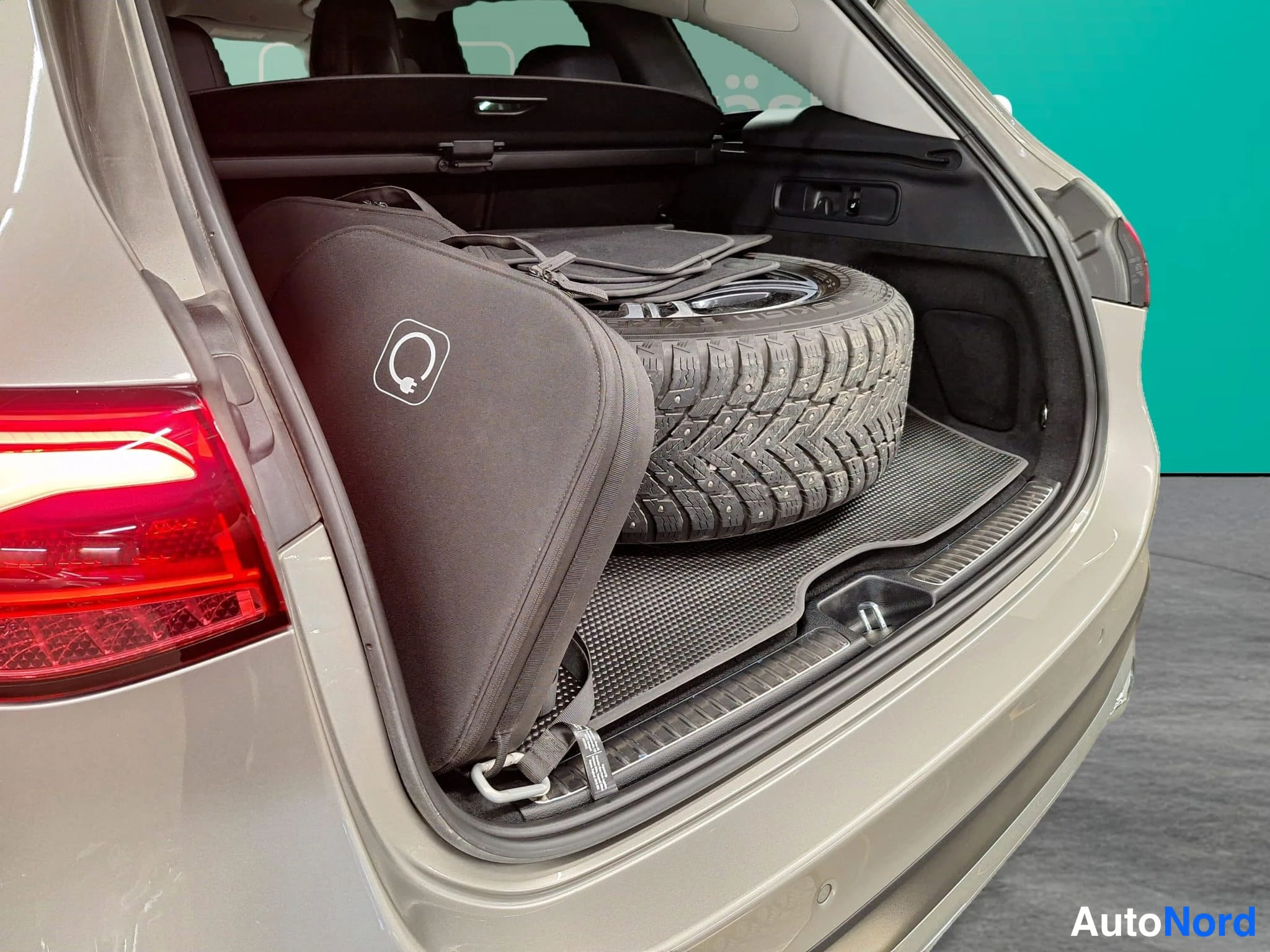 Harmaa Mercedes-Benz GLC 2024, tavaratila, kuva 33