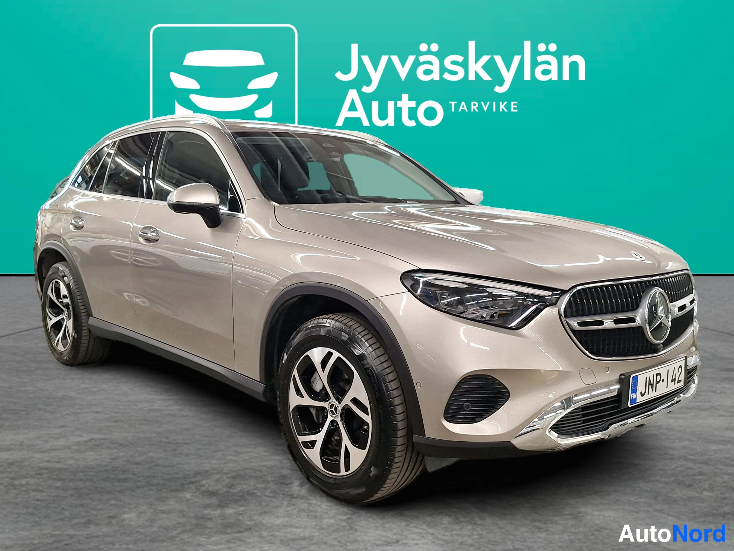 Harmaa Mercedes-Benz GLC 2024, etuviisto, keula oikealle, kuva 6