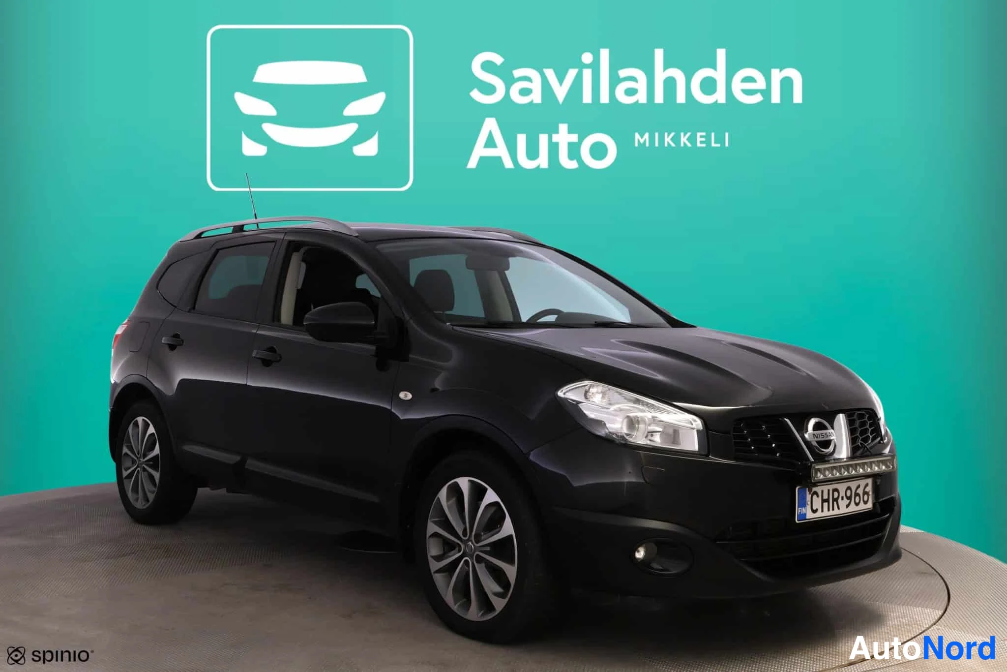 Musta Nissan Qashqai+2 2010, etuviisto, keula oikealle, kuva 5