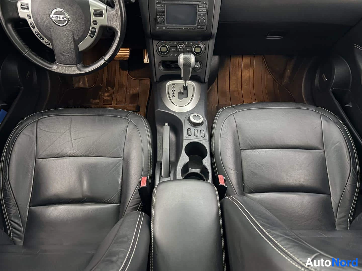 Musta Nissan Qashqai+2 2010, etuistuimet, kuva 17