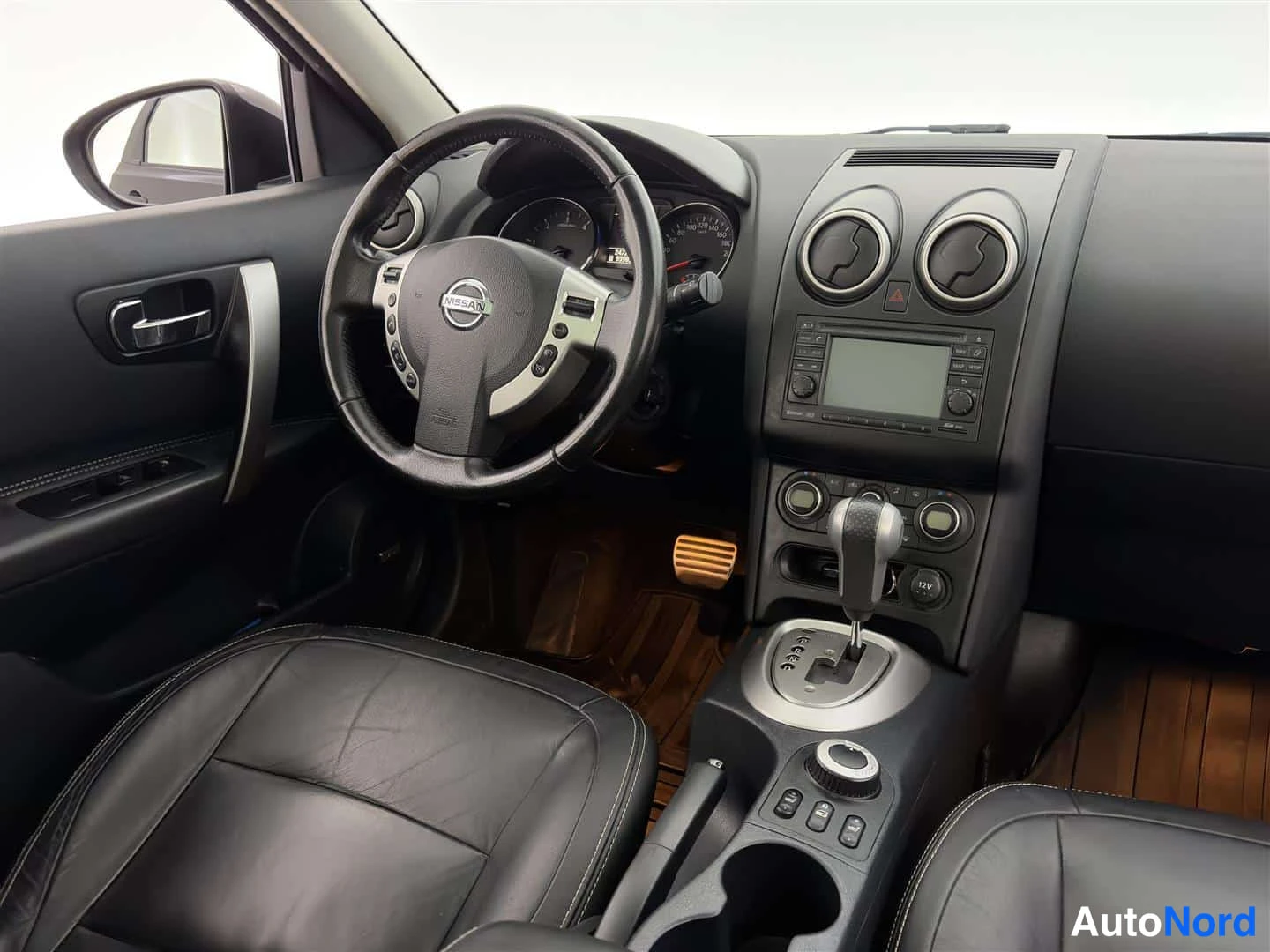 Musta Nissan Qashqai+2 2010, ohjaamo, kuva 14