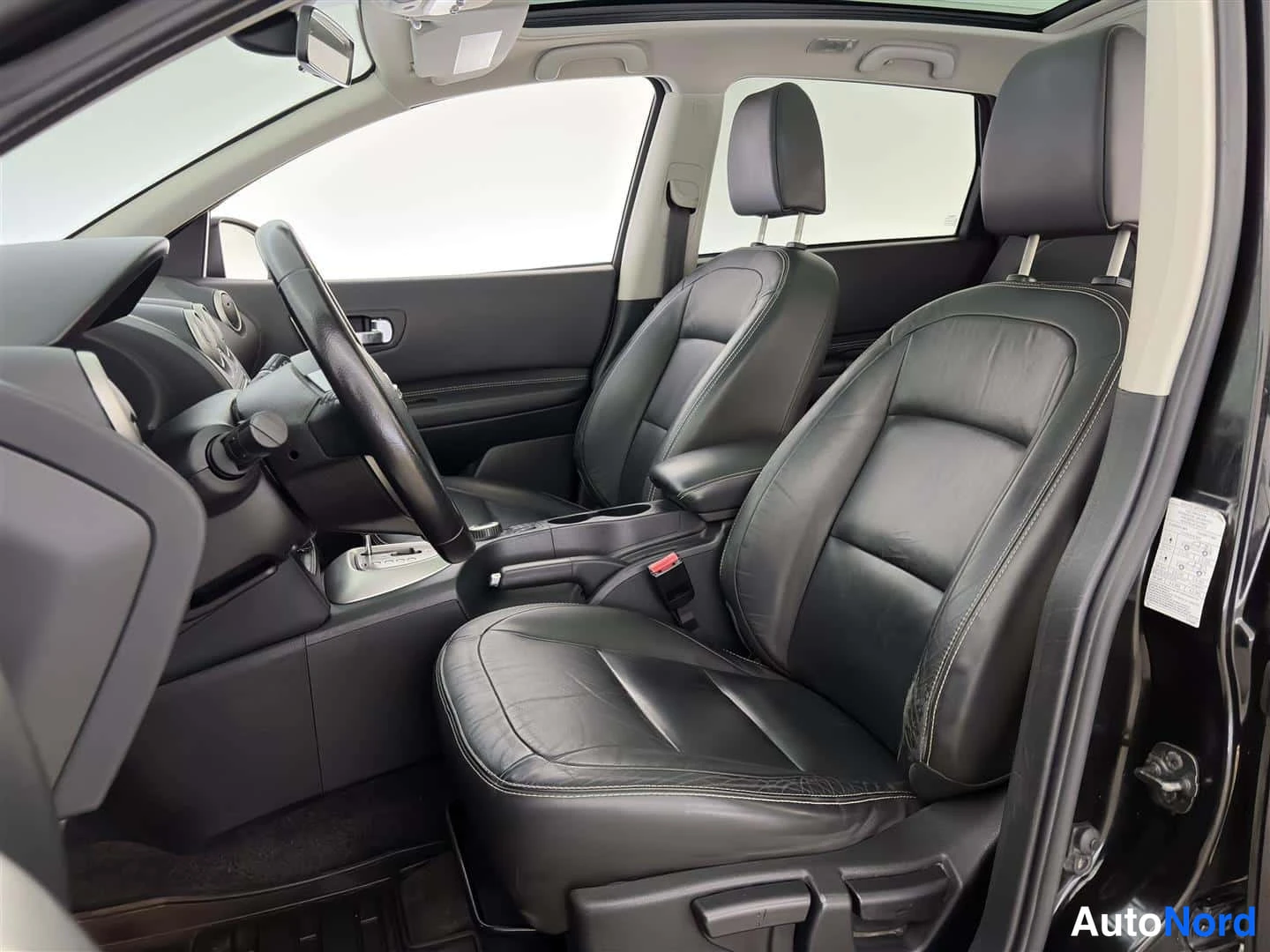 Musta Nissan Qashqai+2 2010, etuistuimet, kuva 18