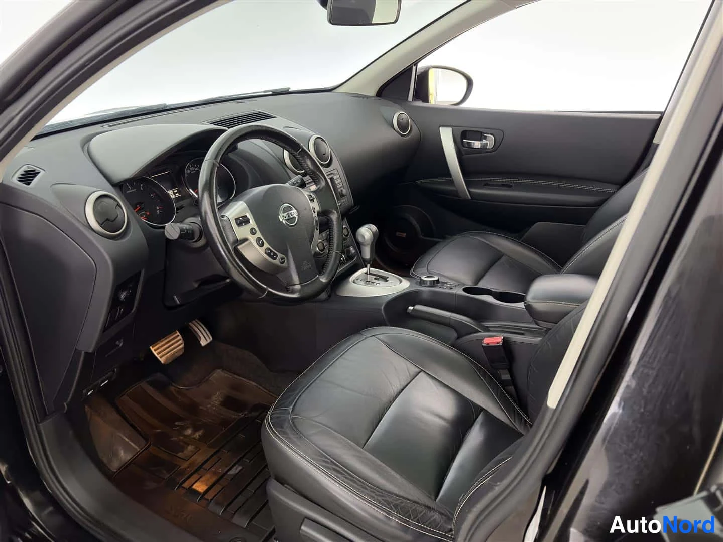 Musta Nissan Qashqai+2 2010, ohjaamo, kuva 15