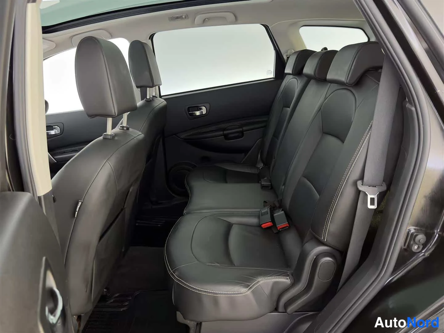 Musta Nissan Qashqai+2 2010, takaistuimet, kuva 20