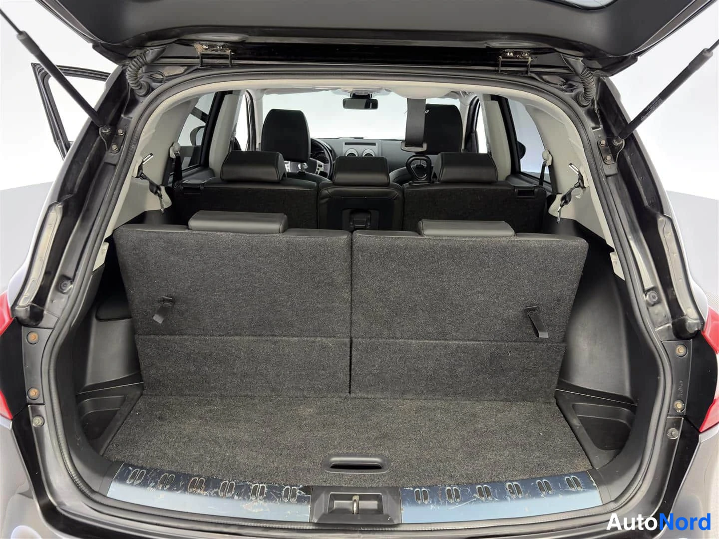 Musta Nissan Qashqai+2 2010, tavaratila, kuva 22