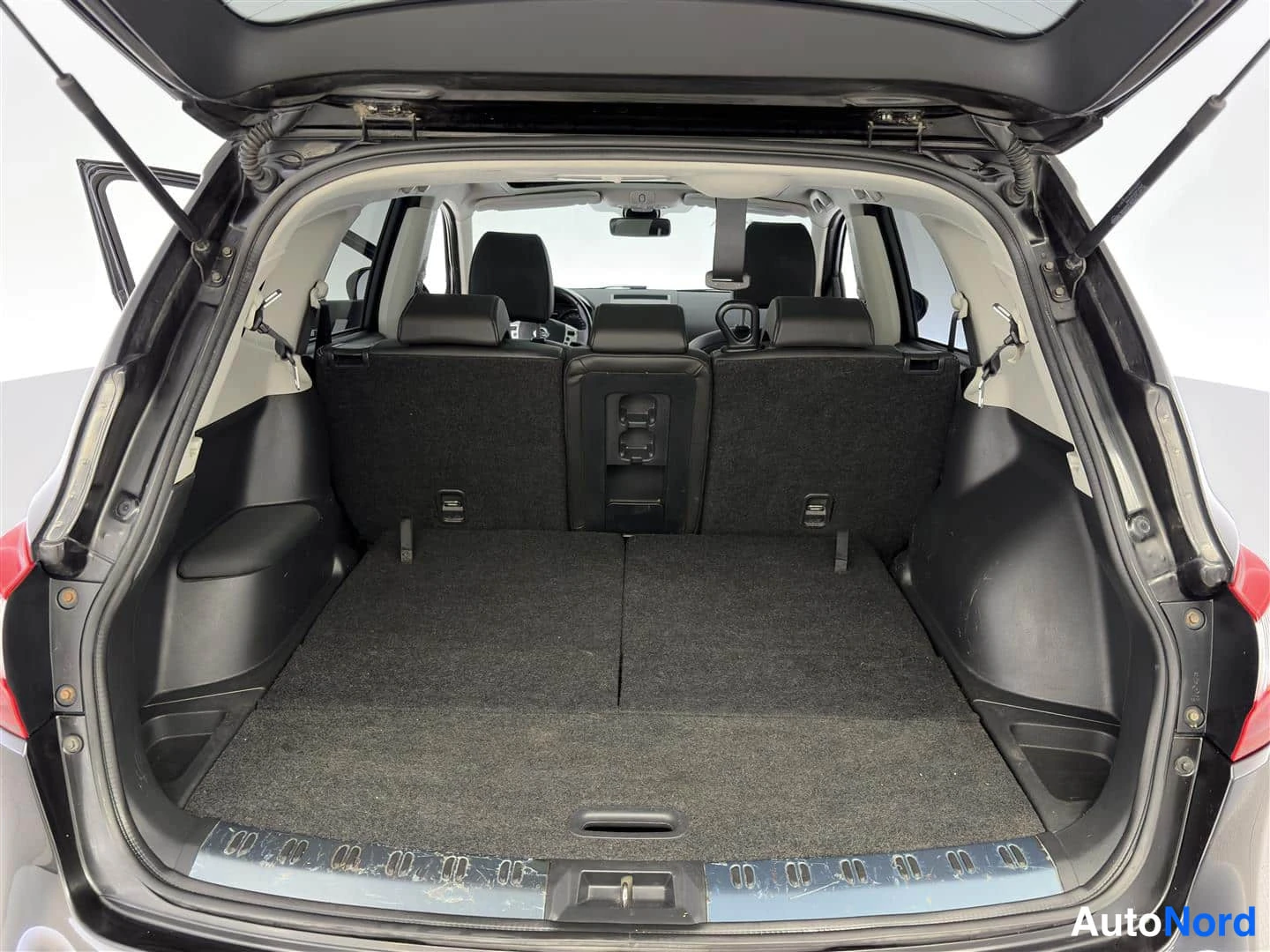 Musta Nissan Qashqai+2 2010, tavaratila, kuva 23
