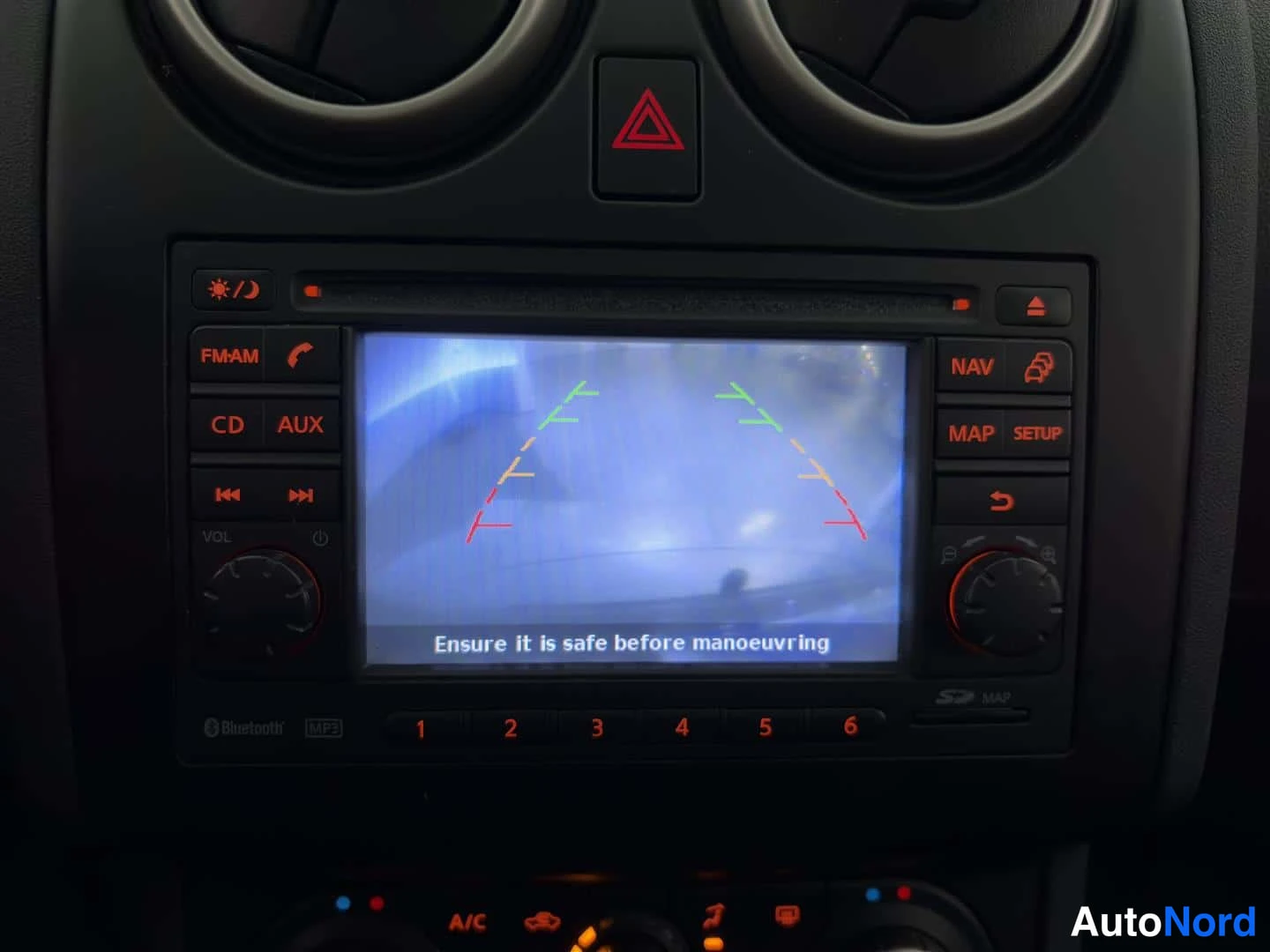 Musta Nissan Qashqai+2 2010, yksityiskohta, kuva 28
