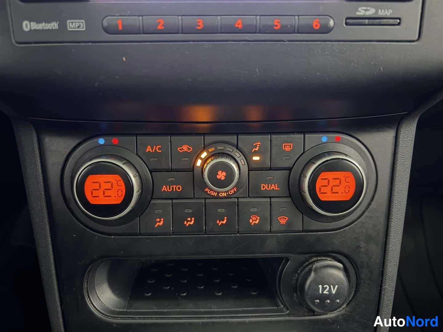 Musta Nissan Qashqai+2 2010, yksityiskohta, kuva 29