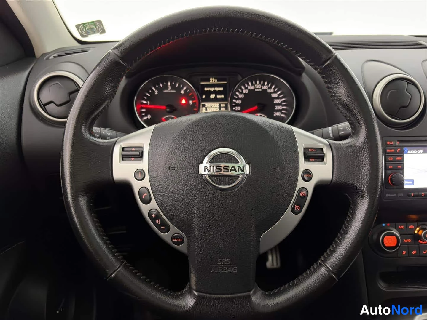 Musta Nissan Qashqai+2 2010, ohjaamo, kuva 16